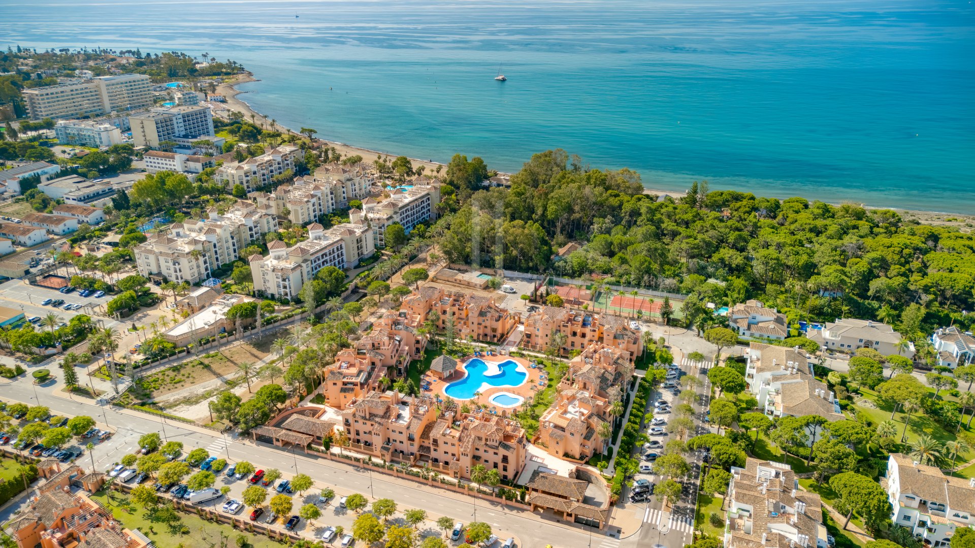 Impresionante orientada al sur, cuatro dormitorios, ático dúplex, situado en una comunidad de Estepona
