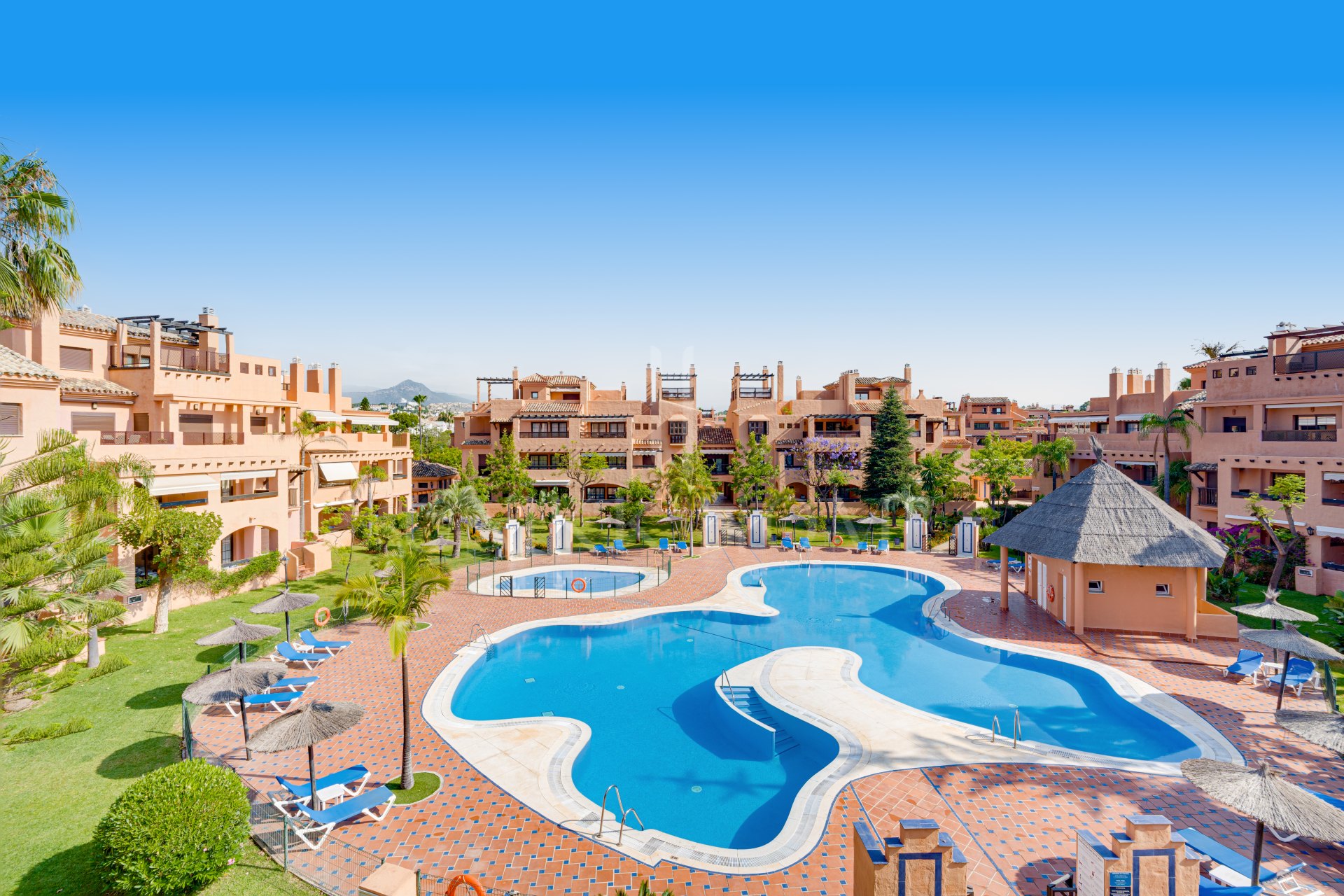 Impresionante orientada al sur, cuatro dormitorios, ático dúplex, situado en una comunidad de Estepona