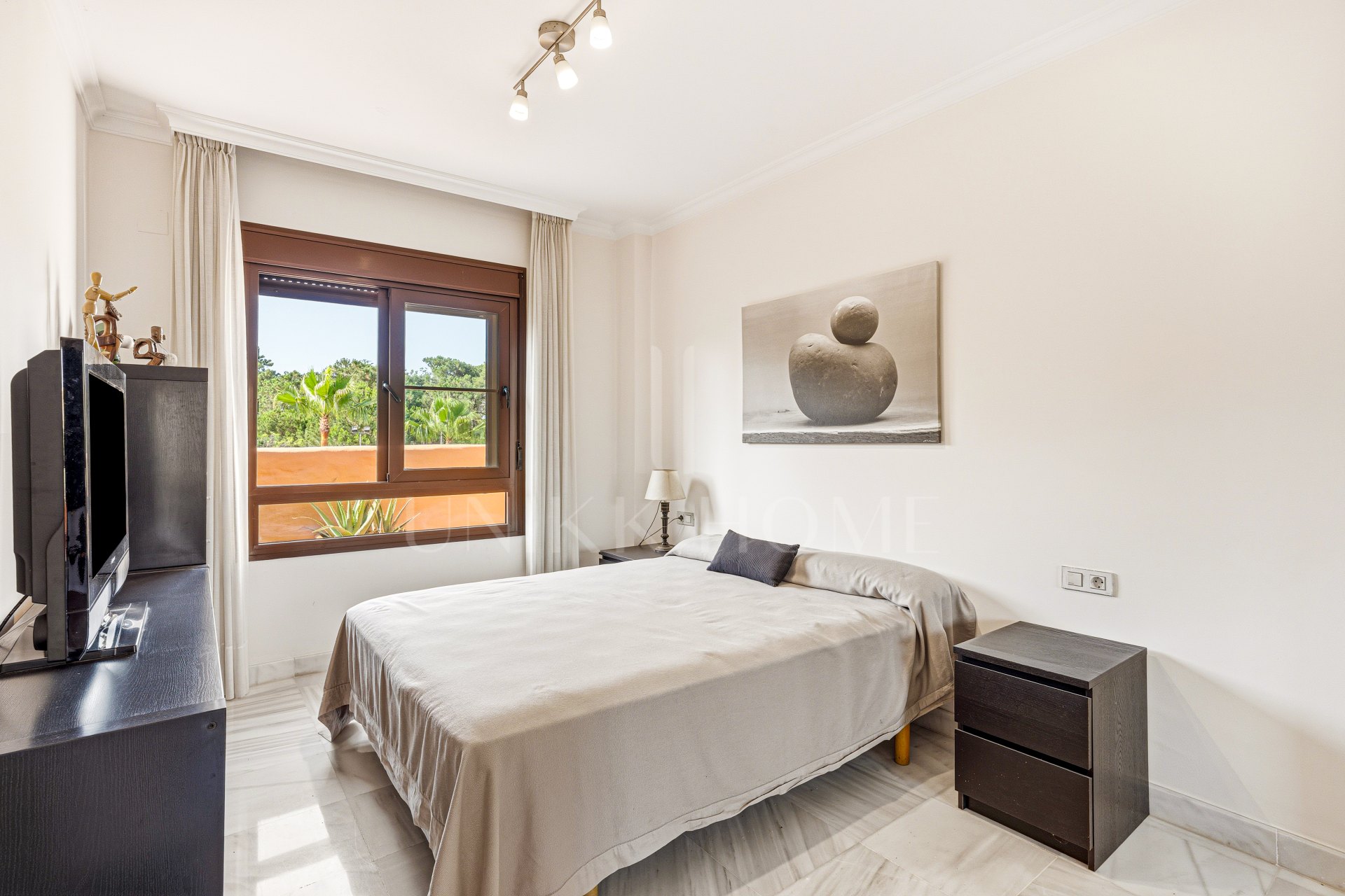 Impresionante orientada al sur, cuatro dormitorios, ático dúplex, situado en una comunidad de Estepona