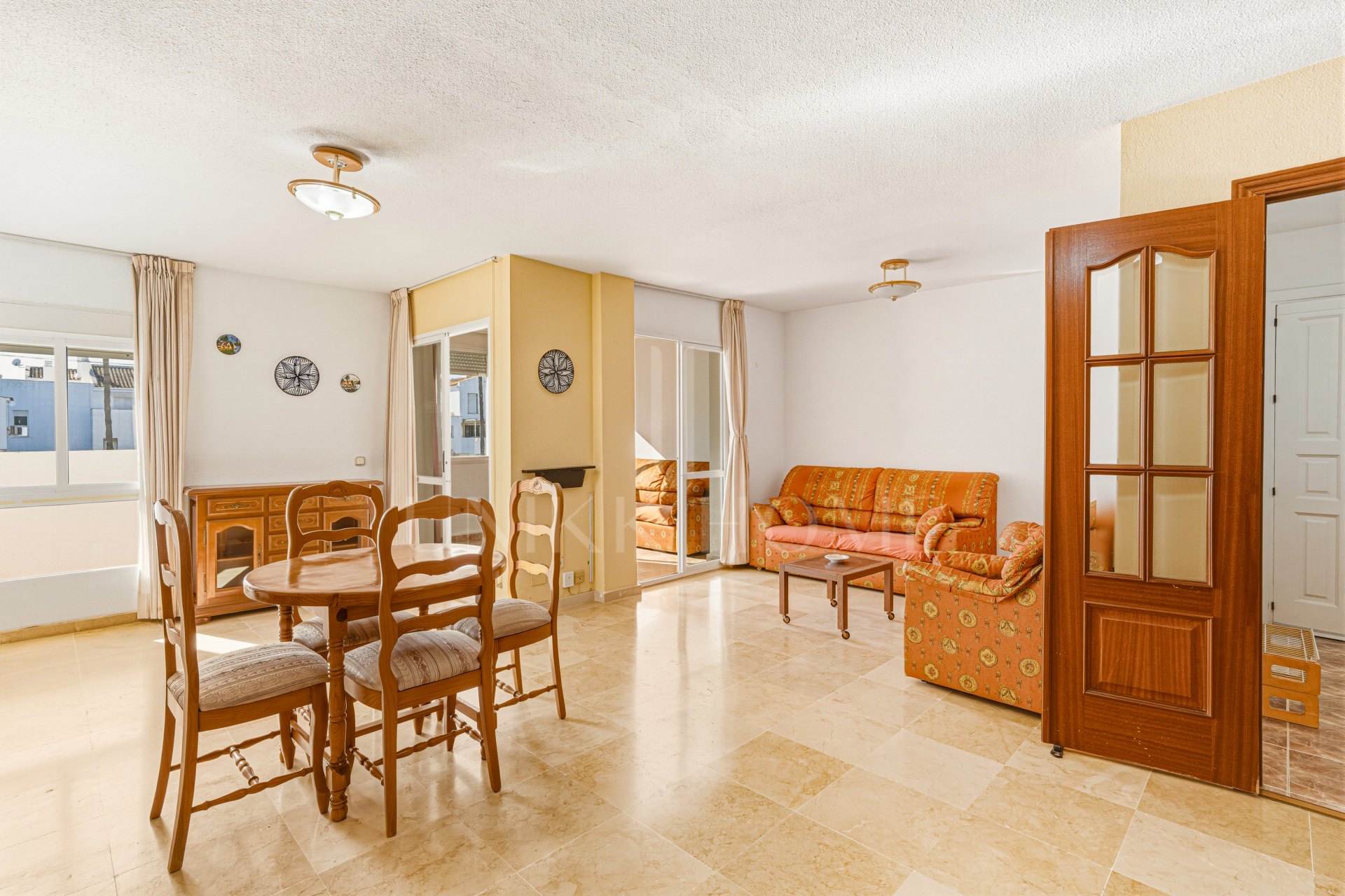 ¡Fantástica oportunidad de reforma! Apartamento de tres dormitorios con orientación suroeste situado en la comunidad cerrada del Parque Elviria, Marbella