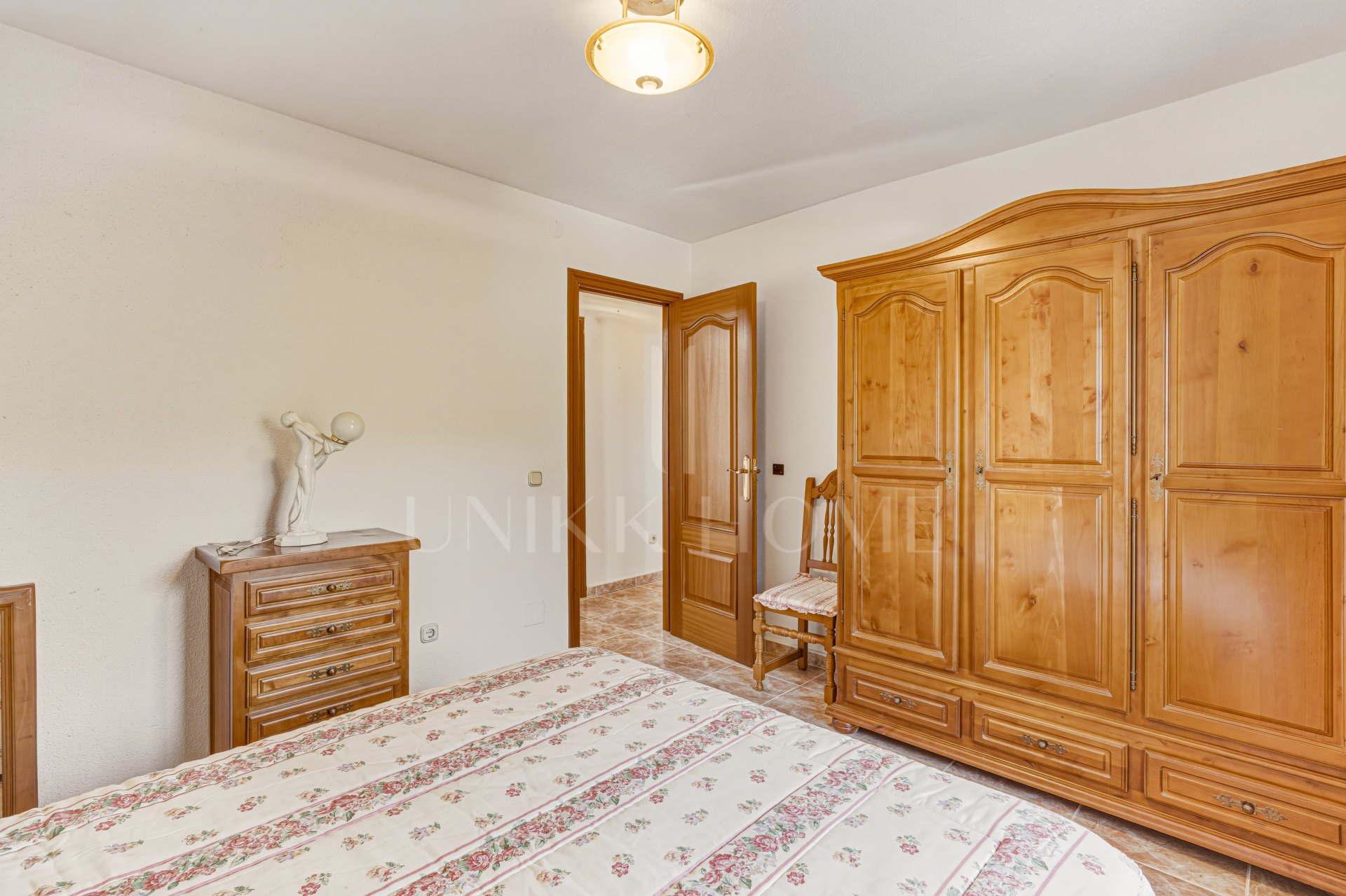 ¡Fantástica oportunidad de reforma! Apartamento de tres dormitorios con orientación suroeste situado en la comunidad cerrada del Parque Elviria, Marbella