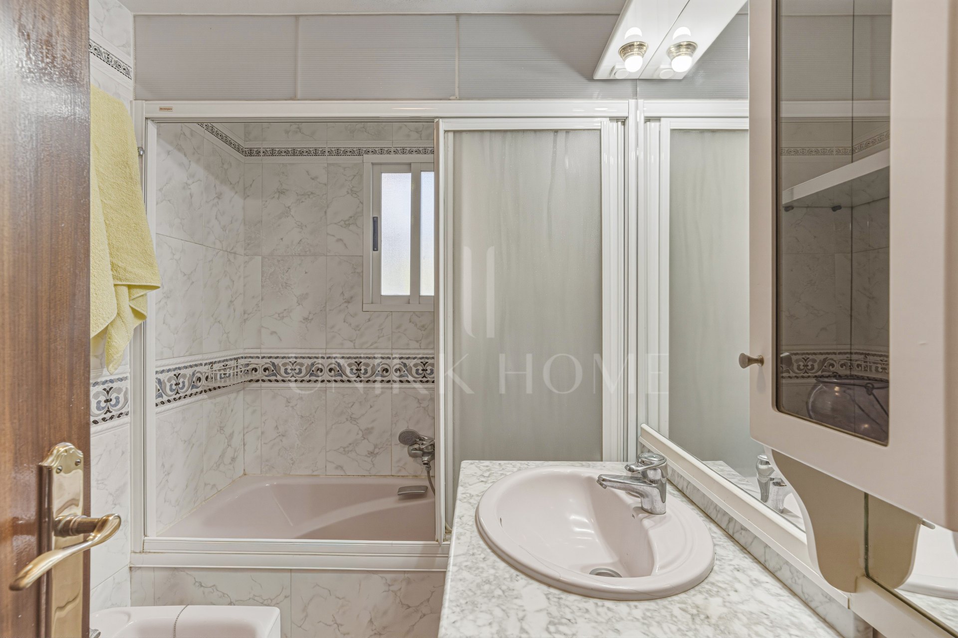 ¡Fantástica oportunidad de reforma! Apartamento de tres dormitorios con orientación suroeste situado en la comunidad cerrada del Parque Elviria, Marbella