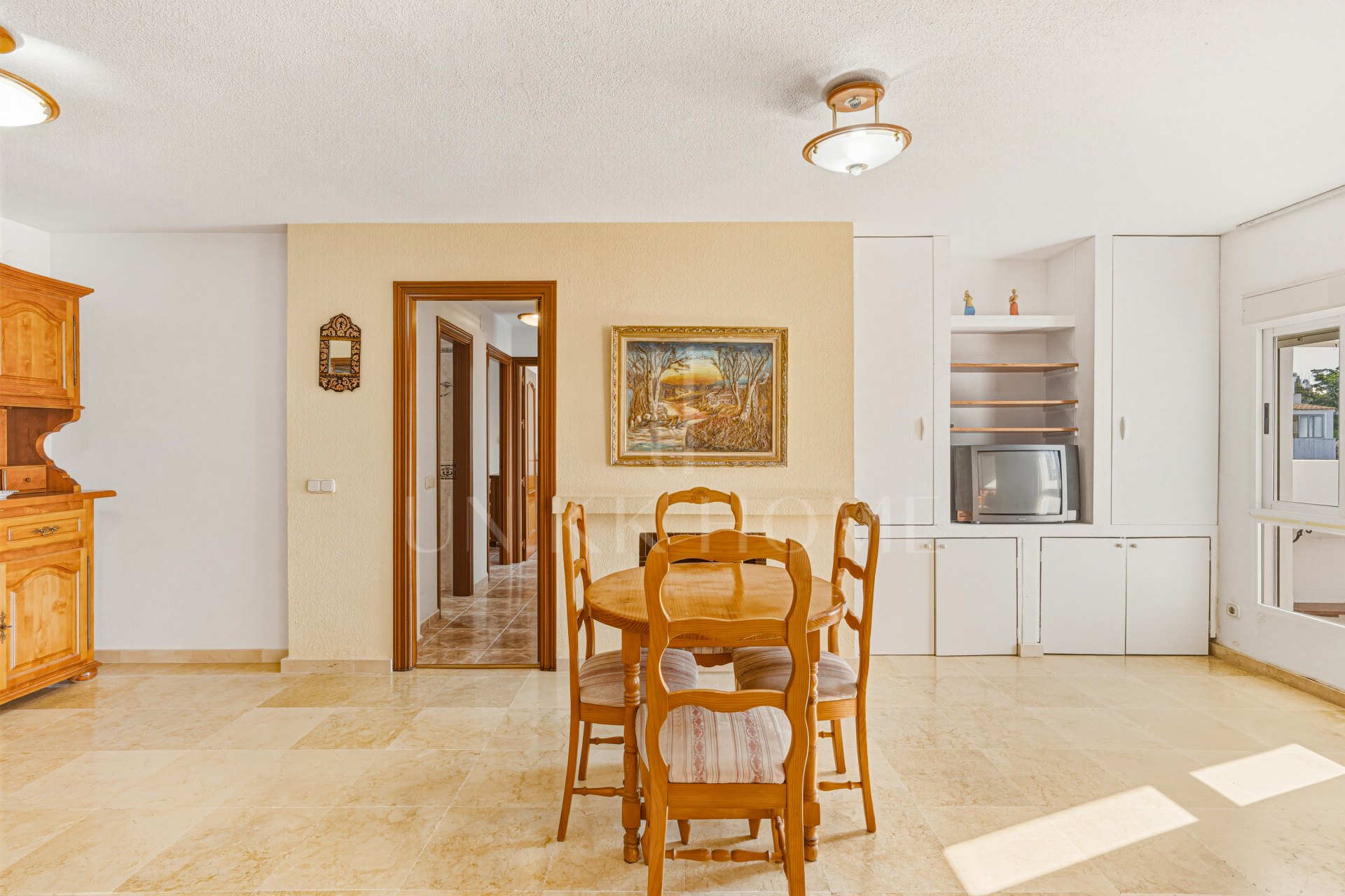 ¡Fantástica oportunidad de reforma! Apartamento de tres dormitorios con orientación suroeste situado en la comunidad cerrada del Parque Elviria, Marbella