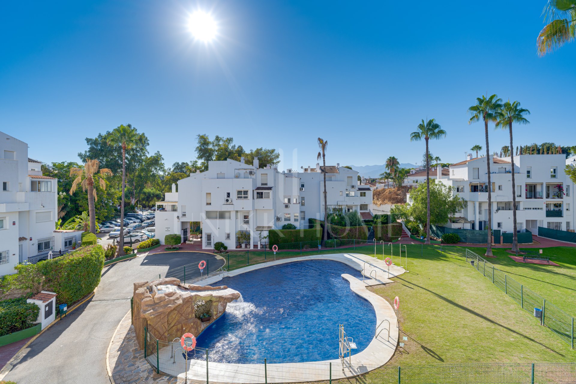 ¡Fantástica oportunidad de reforma! Apartamento de tres dormitorios con orientación suroeste situado en la comunidad cerrada del Parque Elviria, Marbella