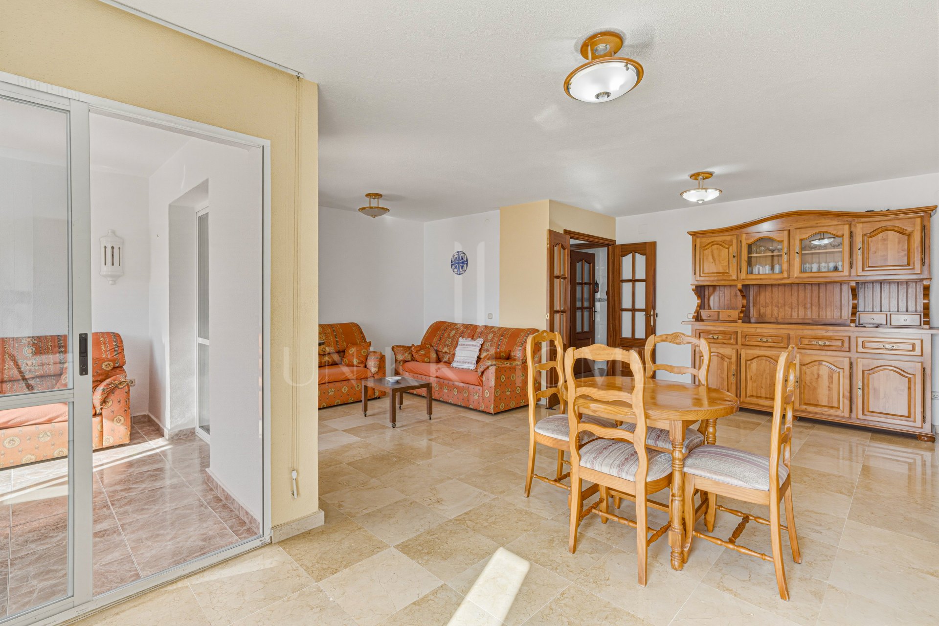 ¡Fantástica oportunidad de reforma! Apartamento de tres dormitorios con orientación suroeste situado en la comunidad cerrada del Parque Elviria, Marbella
