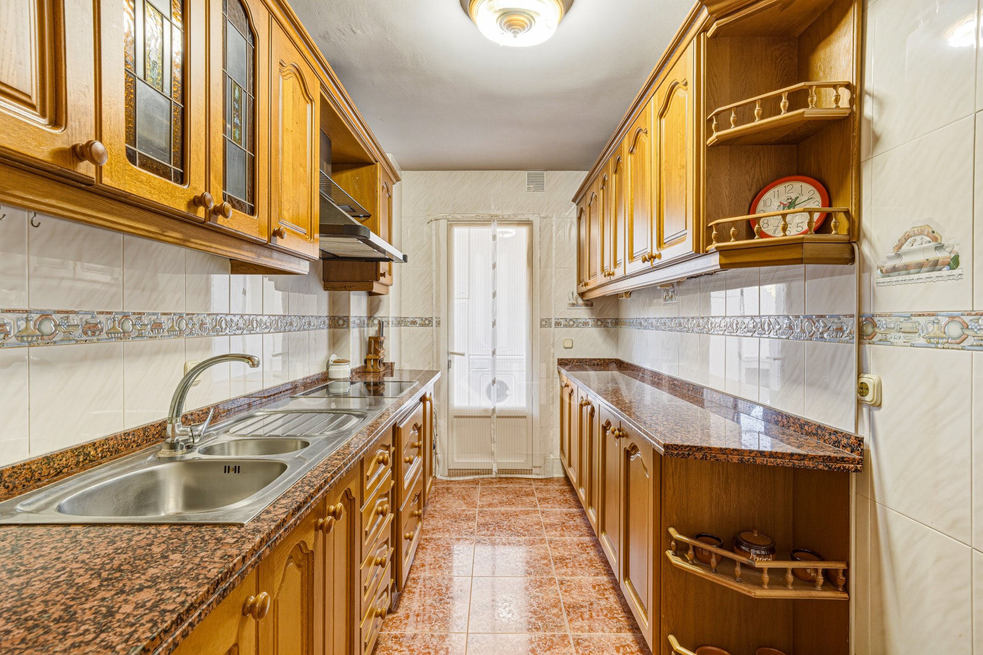 ¡Fantástica oportunidad de reforma! Apartamento de tres dormitorios con orientación suroeste situado en la comunidad cerrada del Parque Elviria, Marbella