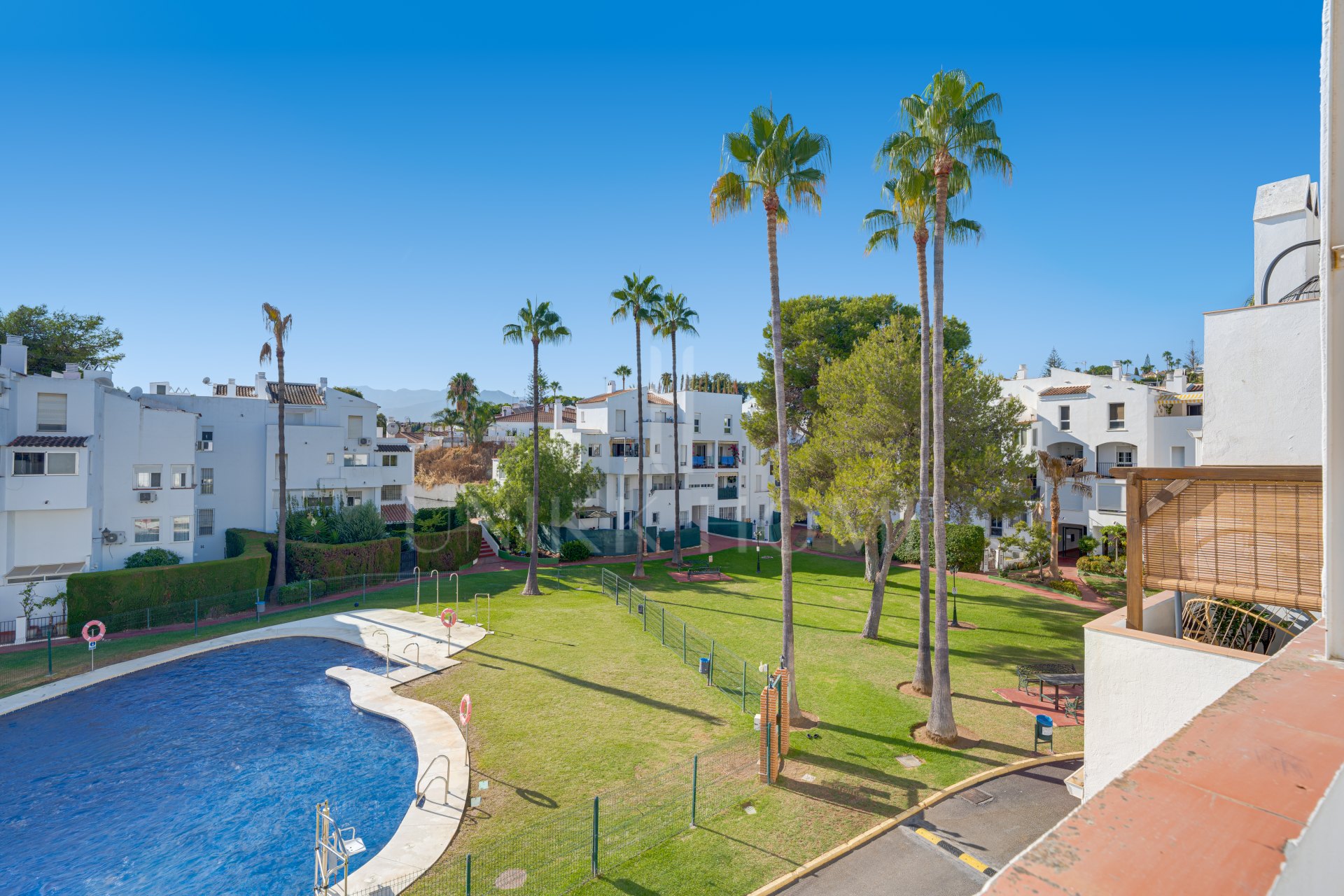 ¡Fantástica oportunidad de reforma! Apartamento de tres dormitorios con orientación suroeste situado en la comunidad cerrada del Parque Elviria, Marbella