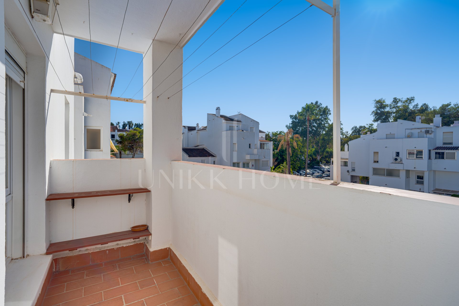 ¡Fantástica oportunidad de reforma! Apartamento de tres dormitorios con orientación suroeste situado en la comunidad cerrada del Parque Elviria, Marbella