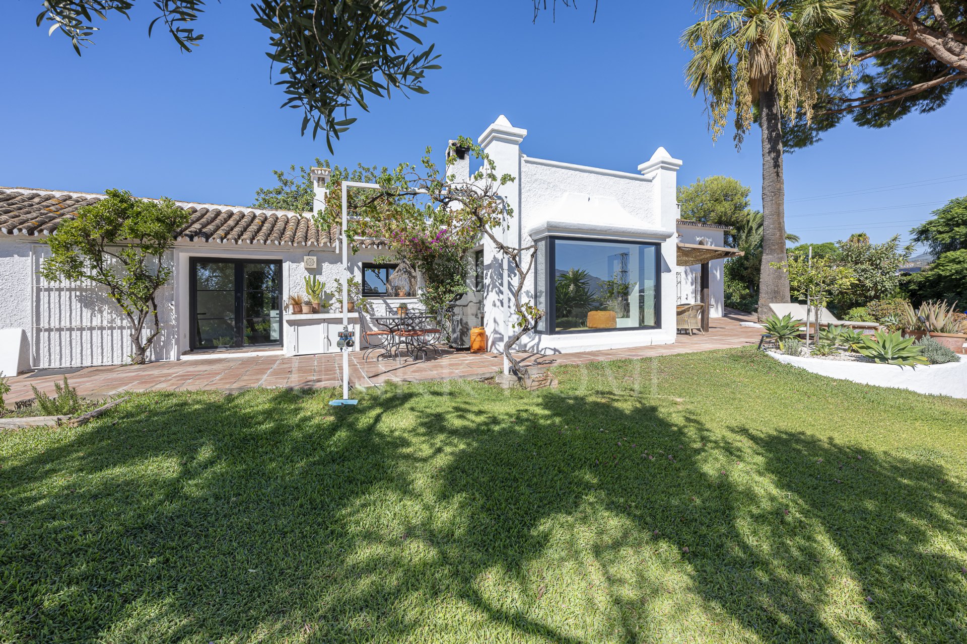 Hermosa villa de campo de tres dormitorios, situada en Guadalmina Alta, Marbella