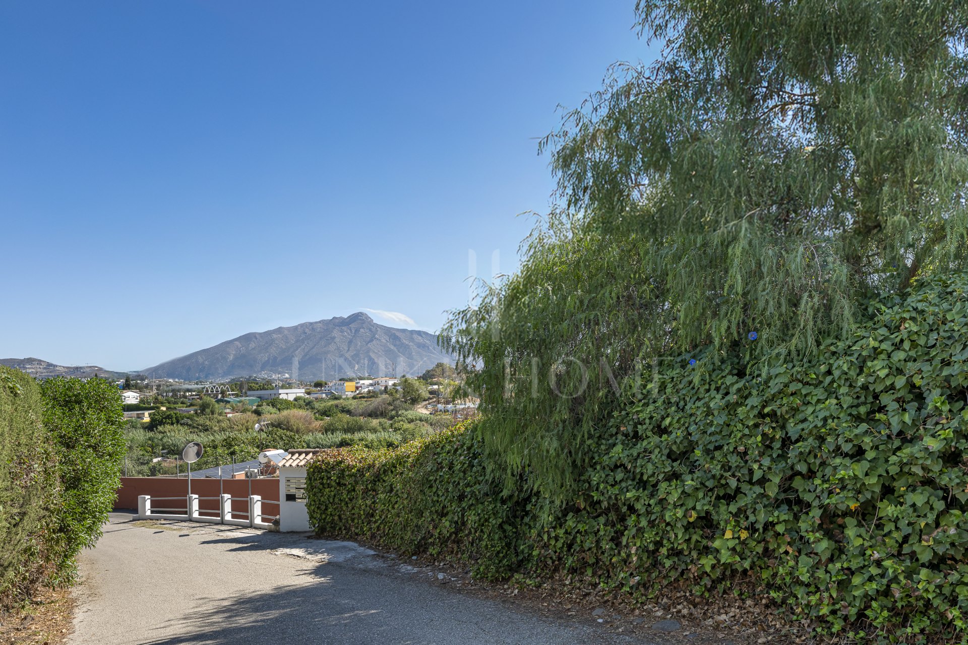 Hermosa villa de campo de tres dormitorios, situada en Guadalmina Alta, Marbella