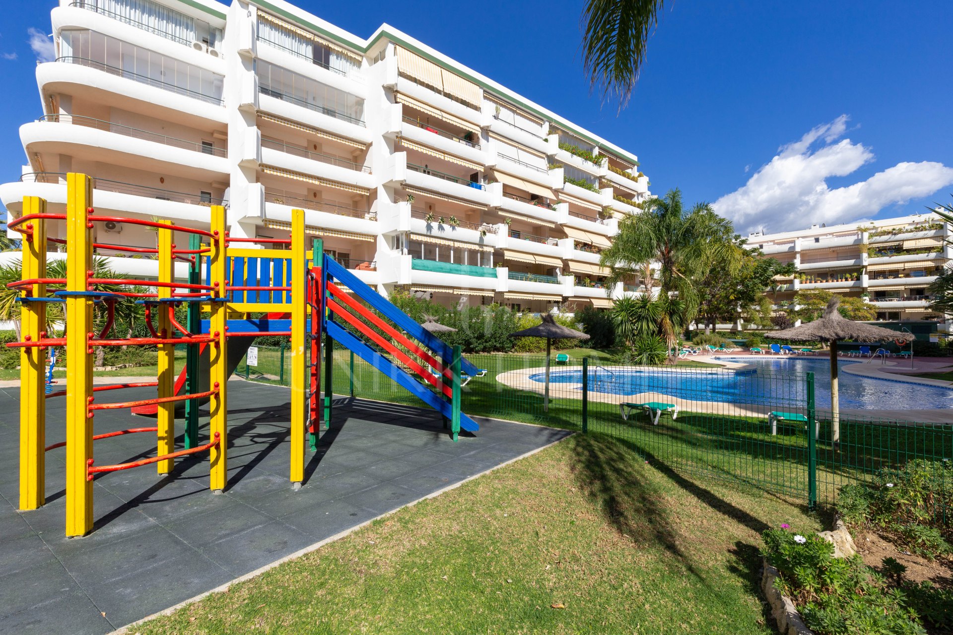 Luminoso y espacioso apartamento de dos dormitorios situado en la comunidad de Campos de Guadalmina, Guadalmina Alta.
