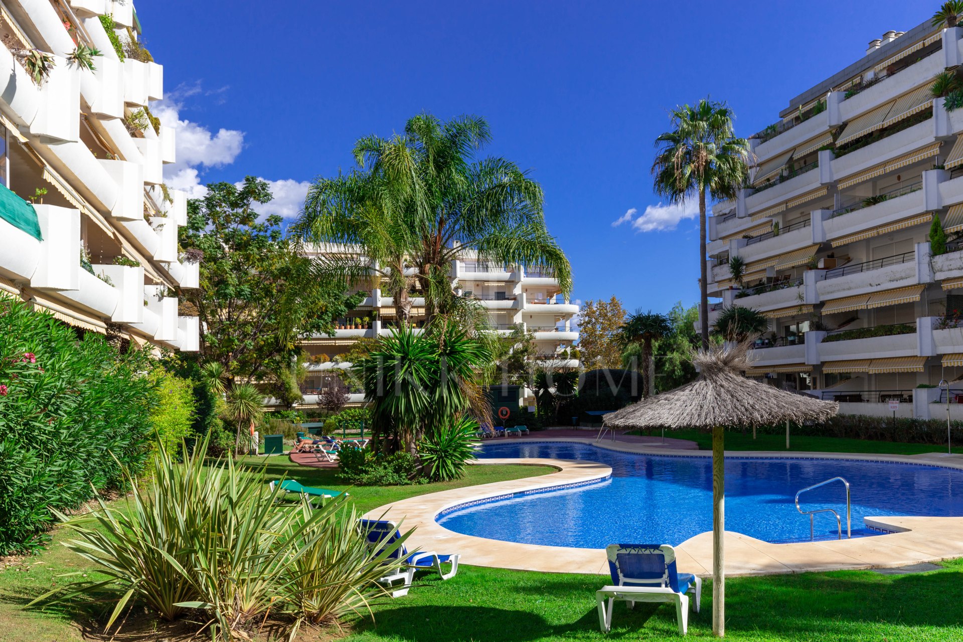 Luminoso y espacioso apartamento de dos dormitorios situado en la comunidad de Campos de Guadalmina, Guadalmina Alta.