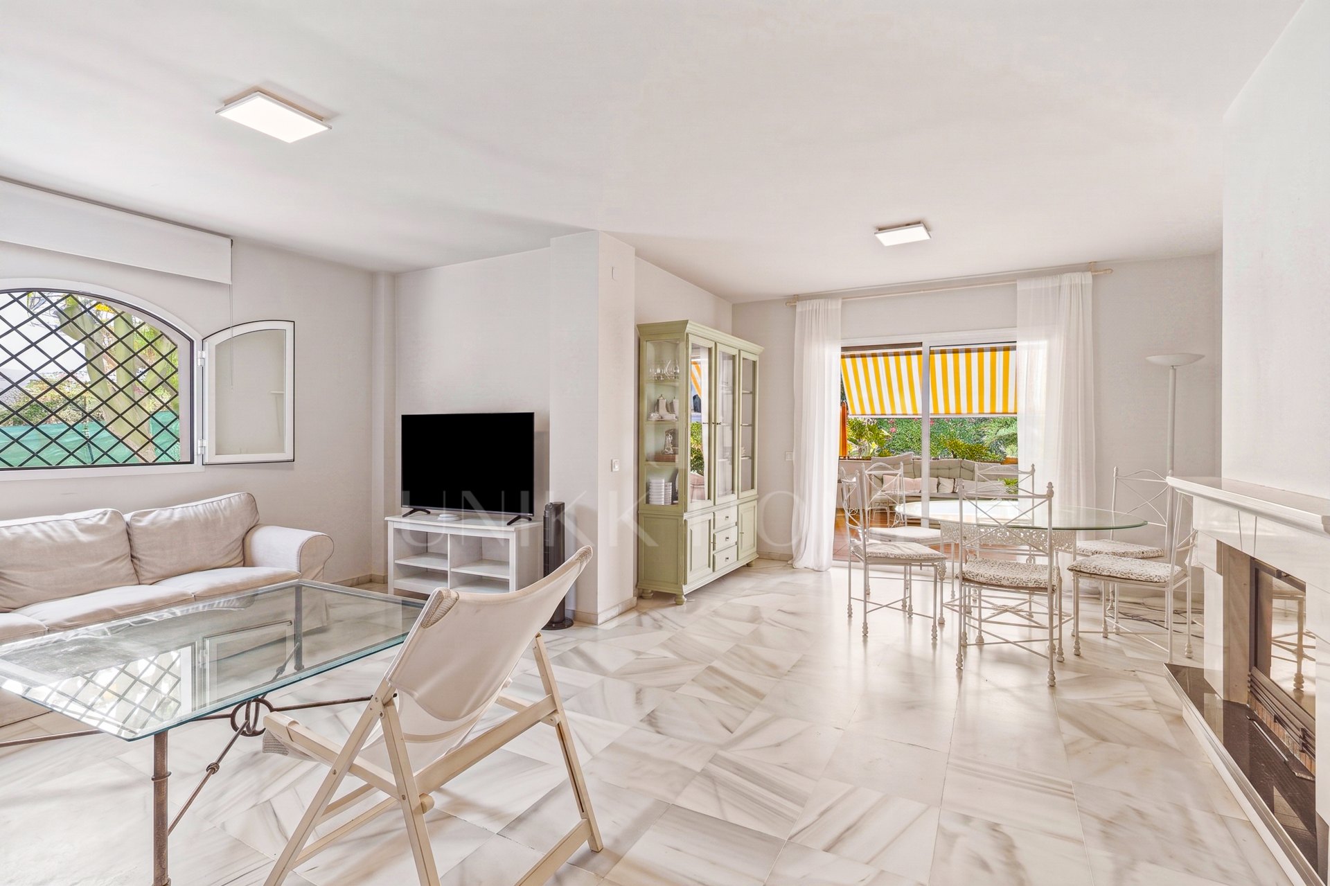 Bright and spacious three-bedroom ground floor apartment located in the highly sought-after Golden Beach urbanisation in Elviria