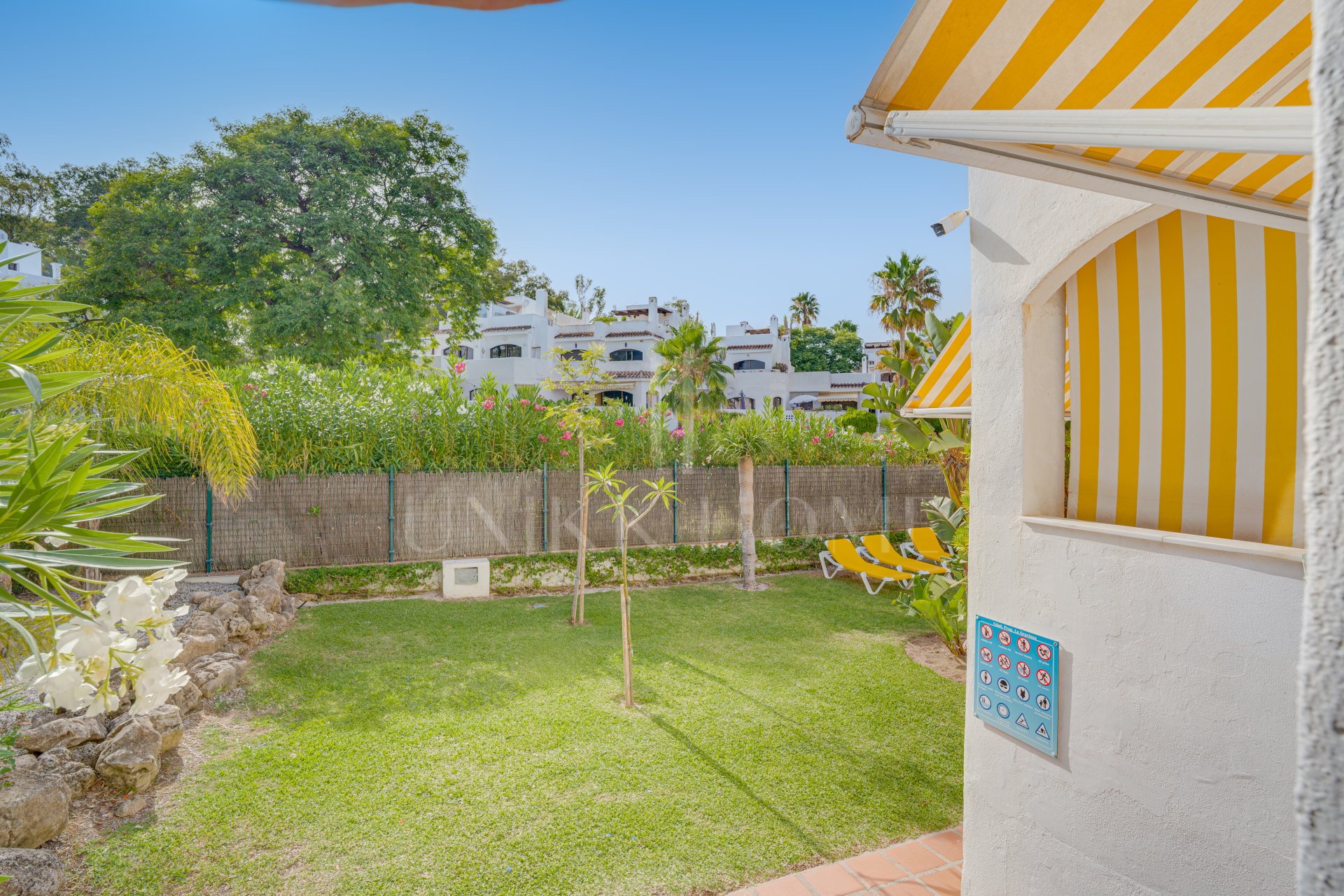 Bright and spacious three-bedroom ground floor apartment located in the highly sought-after Golden Beach urbanisation in Elviria