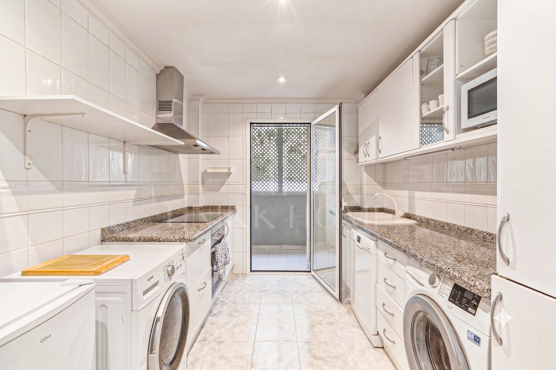 Bright and spacious three-bedroom ground floor apartment located in the highly sought-after Golden Beach urbanisation in Elviria