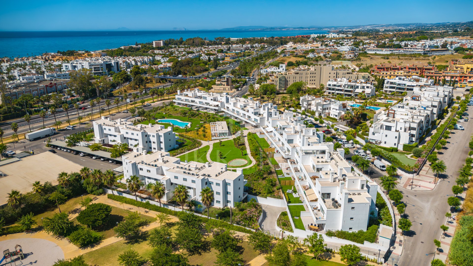 Nuevo apartamento orientado al suroeste de dos dormitorios situado en la comunidad cerrada codiciada Acqua Gardens, Estepona
