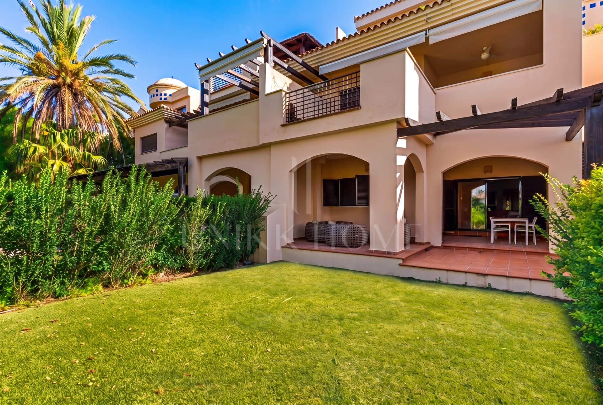 Spacious two bedroom apartment in Las Mimosas - an exclusive gated community located within walking distance of Puerto Banús