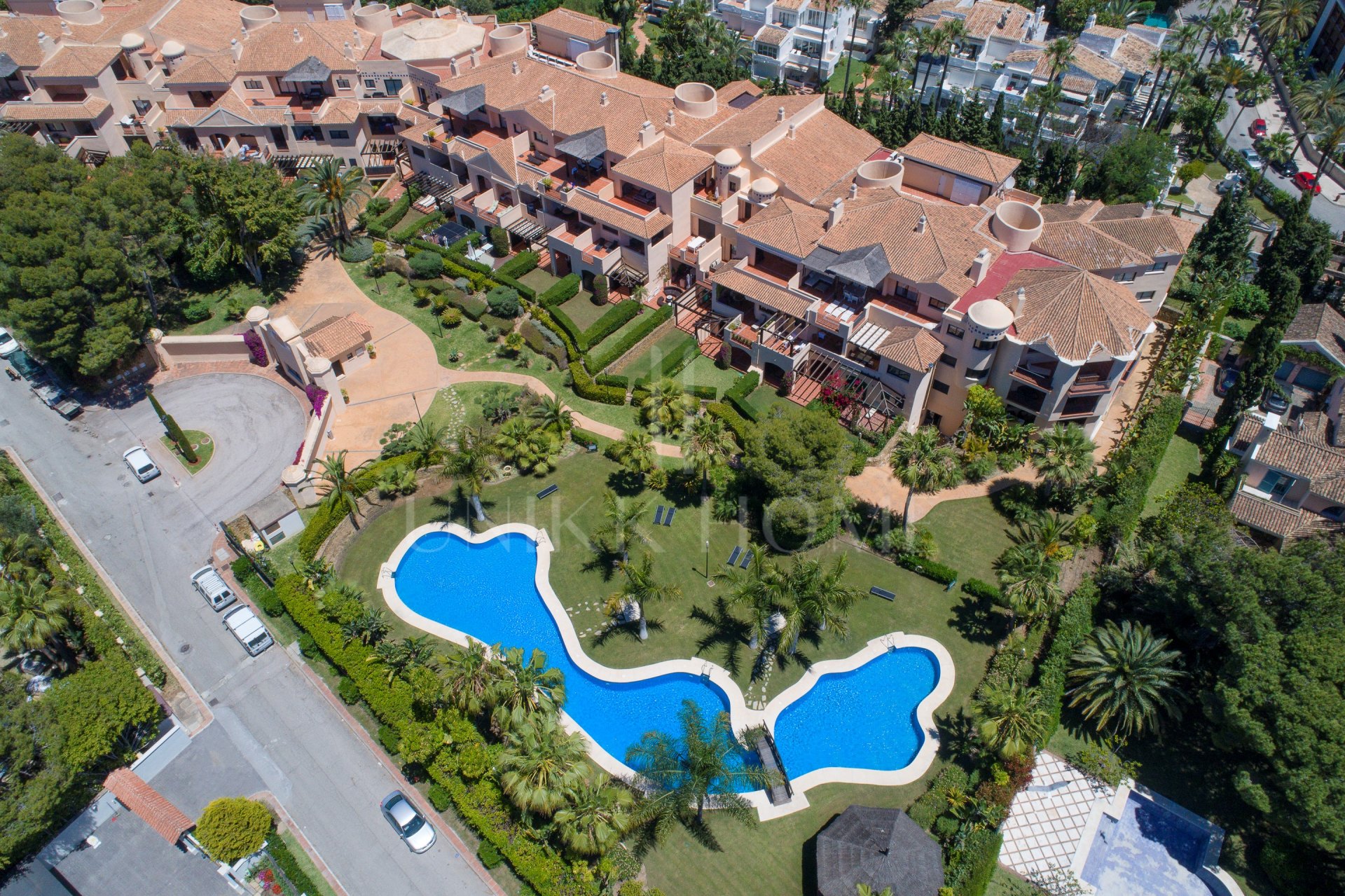 Spacious two bedroom apartment in Las Mimosas - an exclusive gated community located within walking distance of Puerto Banús