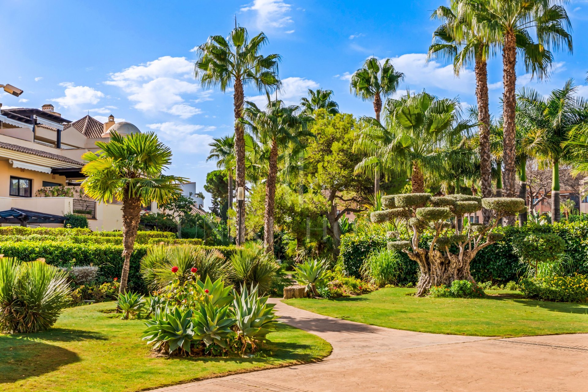 Spacious two bedroom apartment in Las Mimosas - an exclusive gated community located within walking distance of Puerto Banús