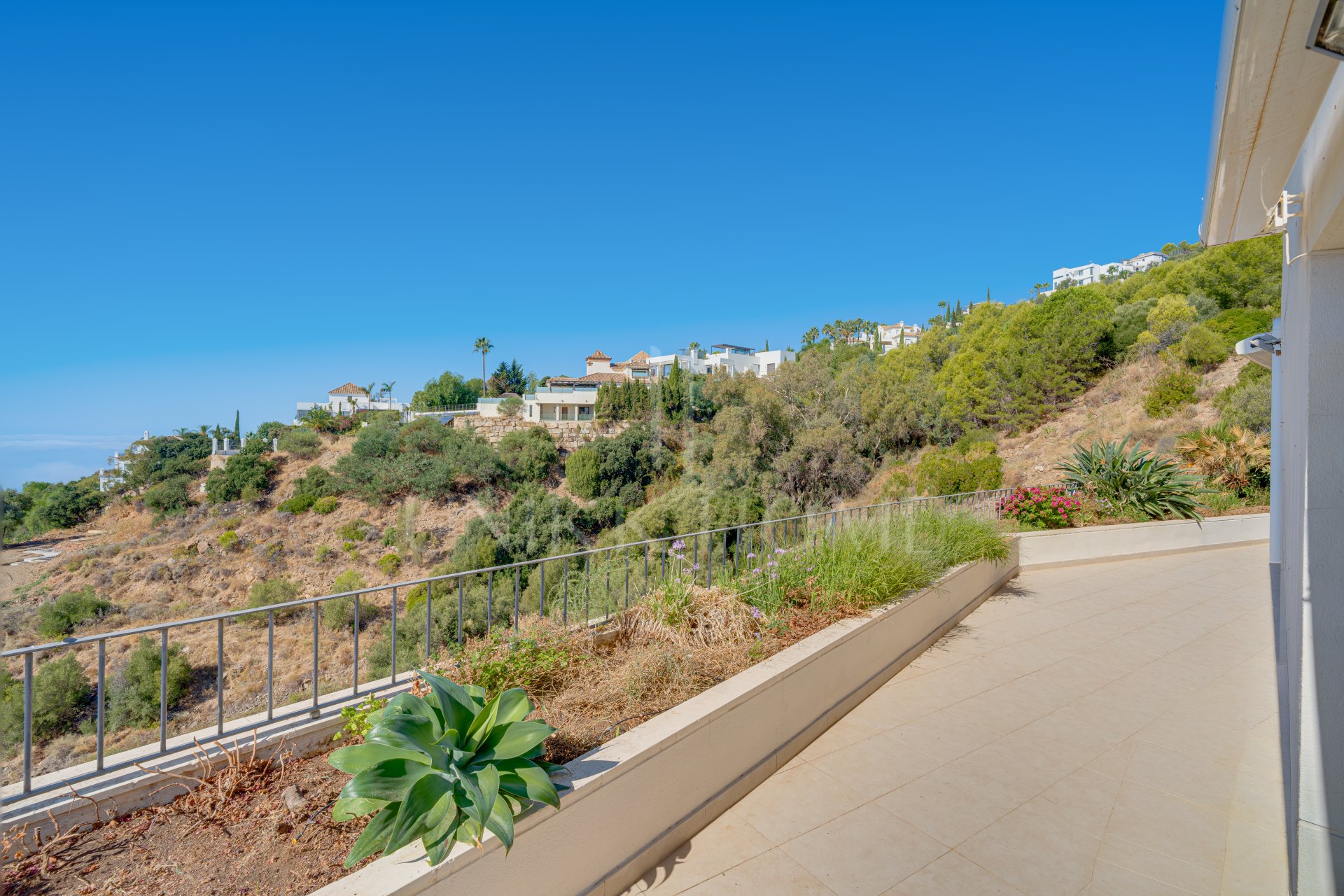 Bright and spacious elevated ground floor apartment in the sought-after gated community of Lomas de Los Monteros, Marbella