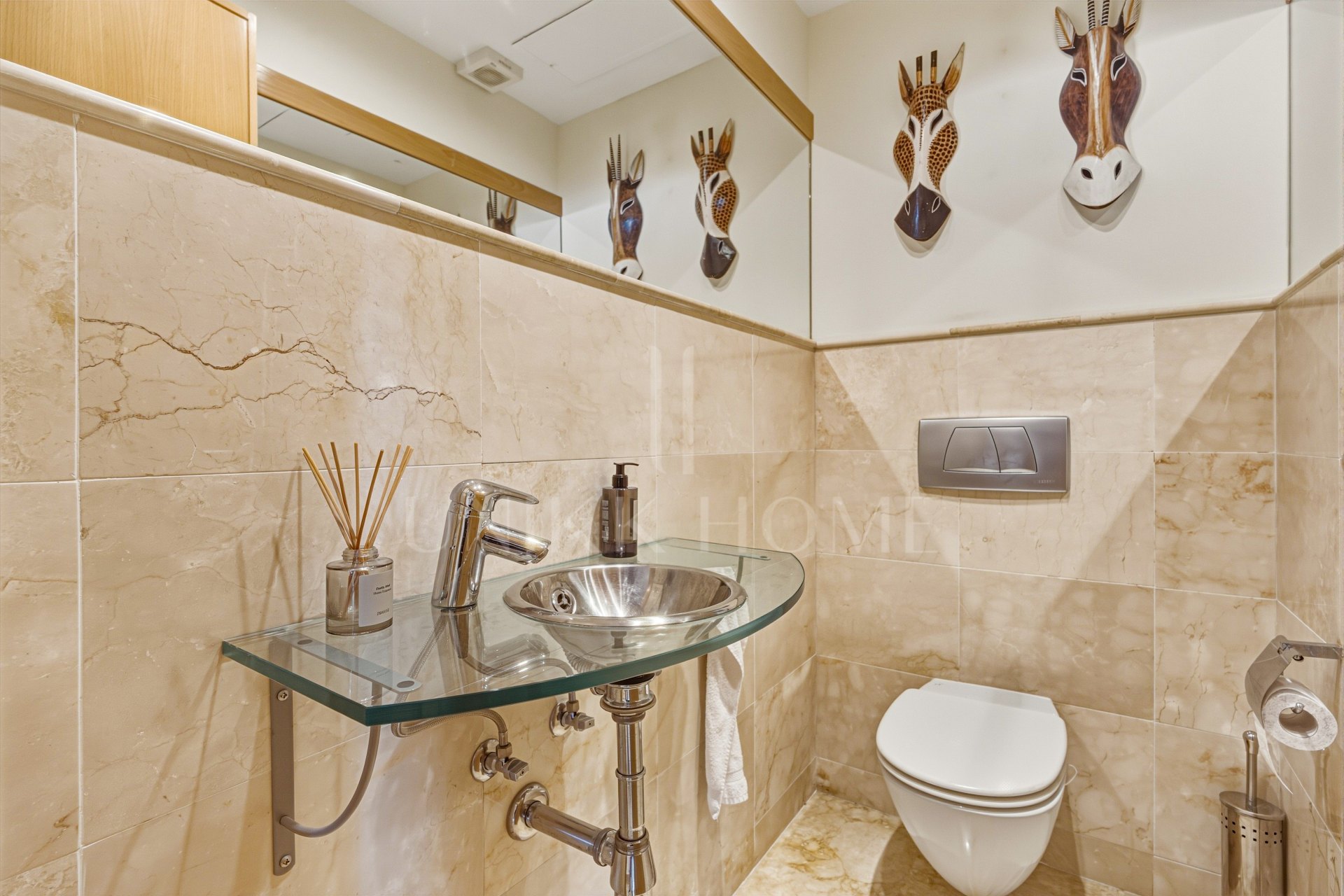 Bright and spacious elevated ground floor apartment in the sought-after gated community of Lomas de Los Monteros, Marbella