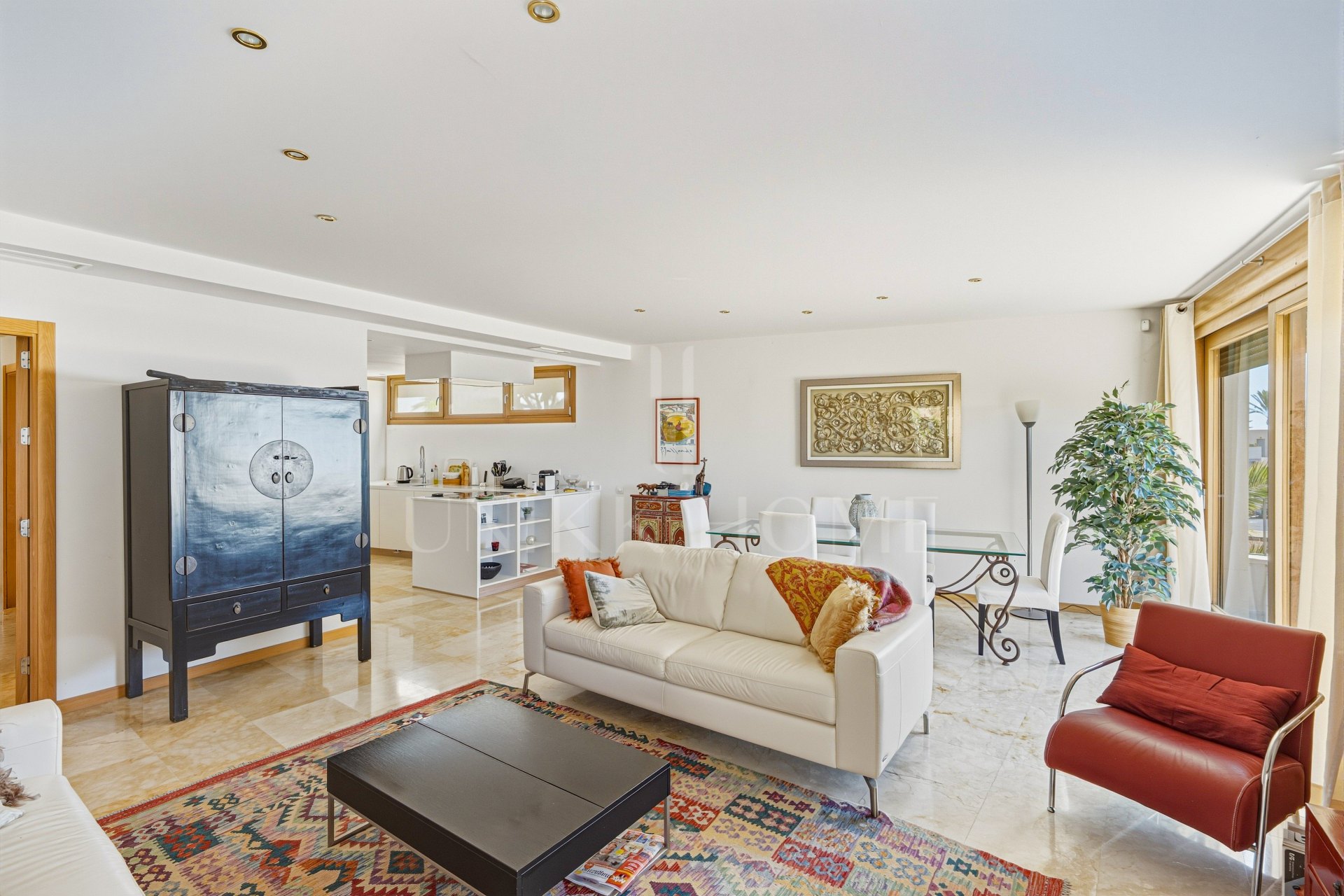 Bright and spacious elevated ground floor apartment in the sought-after gated community of Lomas de Los Monteros, Marbella