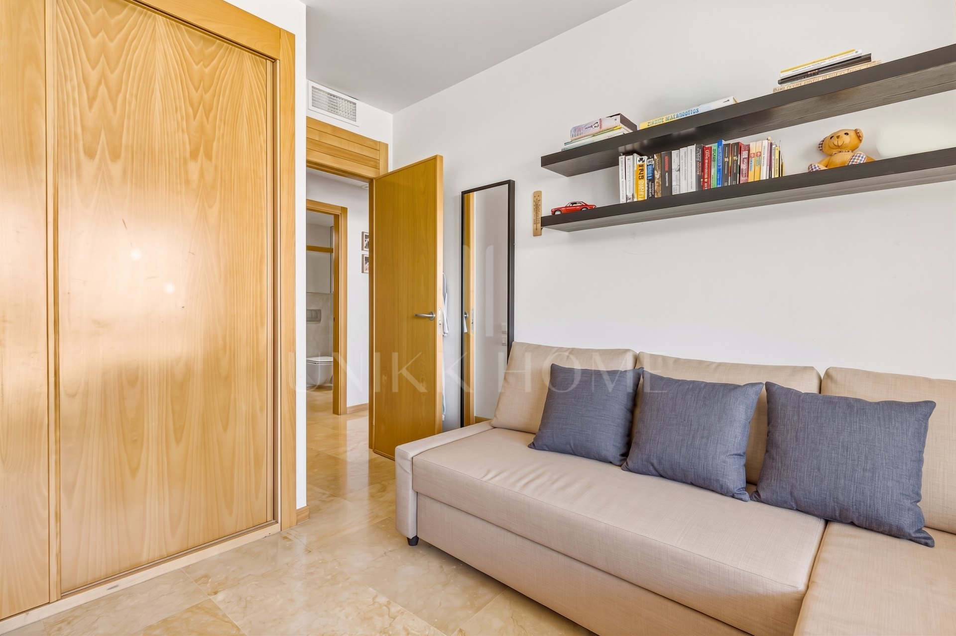 Bright and spacious elevated ground floor apartment in the sought-after gated community of Lomas de Los Monteros, Marbella