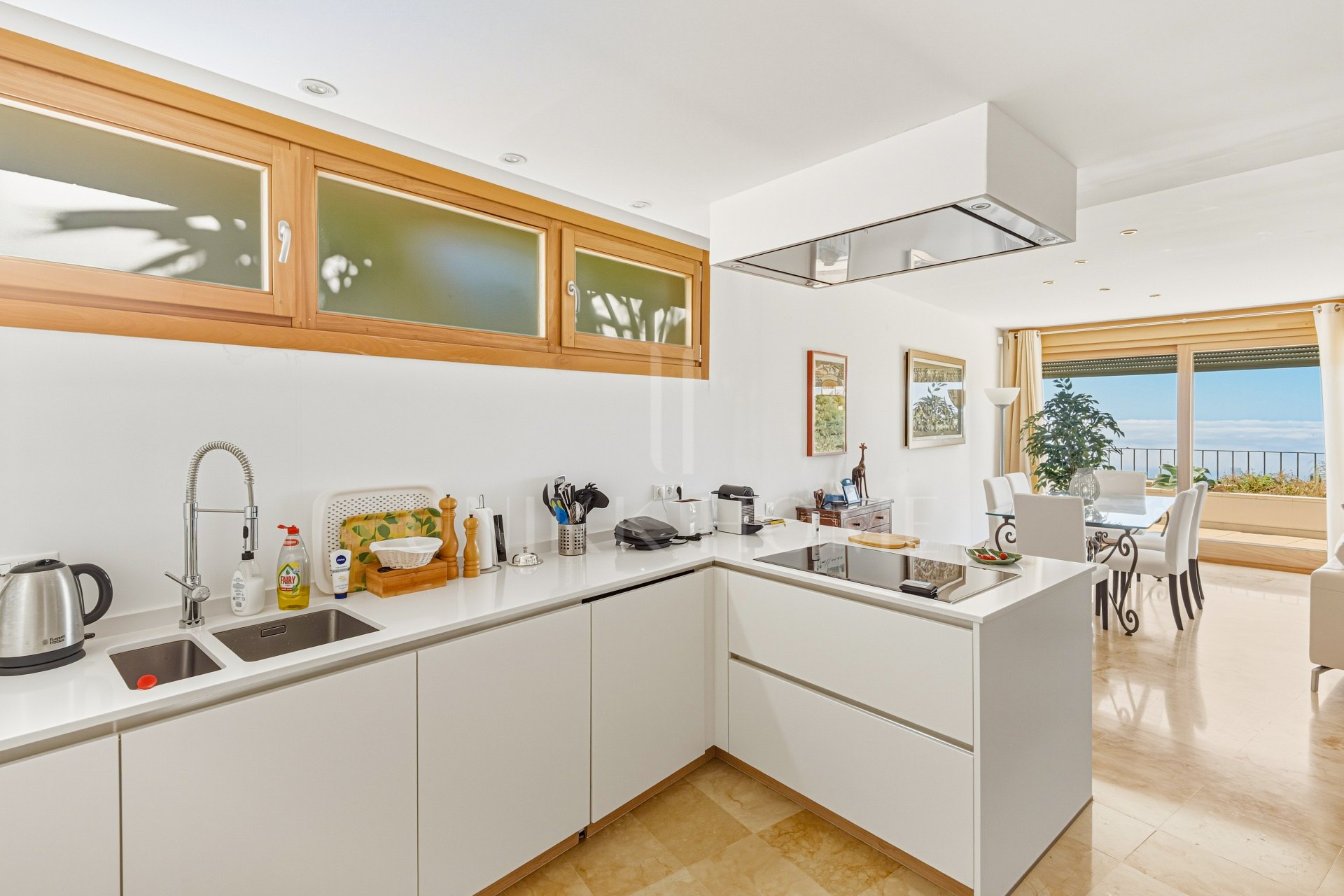 Bright and spacious elevated ground floor apartment in the sought-after gated community of Lomas de Los Monteros, Marbella