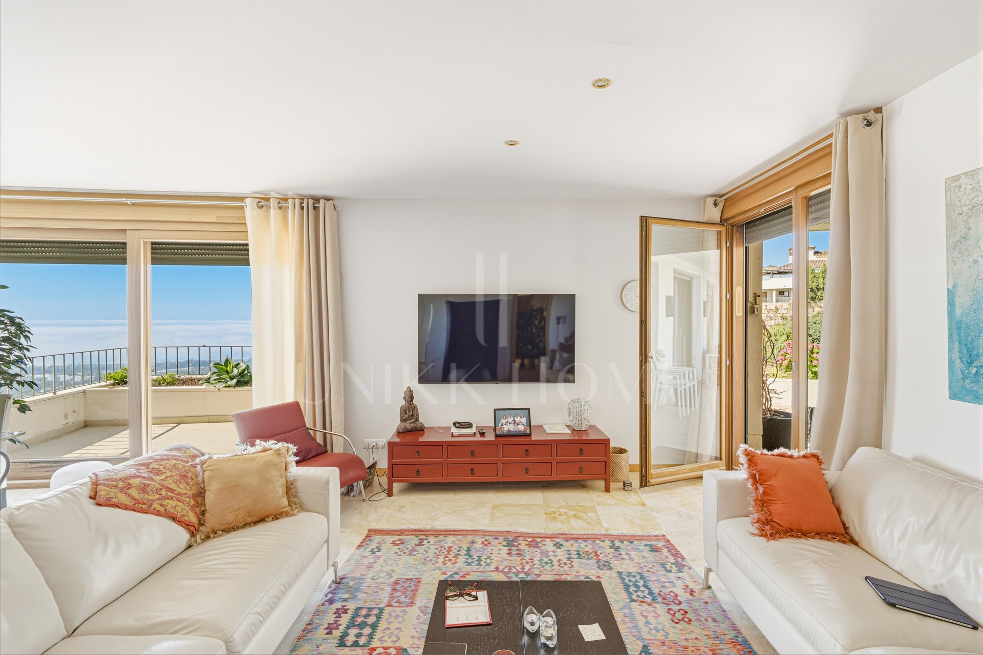 Bright and spacious elevated ground floor apartment in the sought-after gated community of Lomas de Los Monteros, Marbella