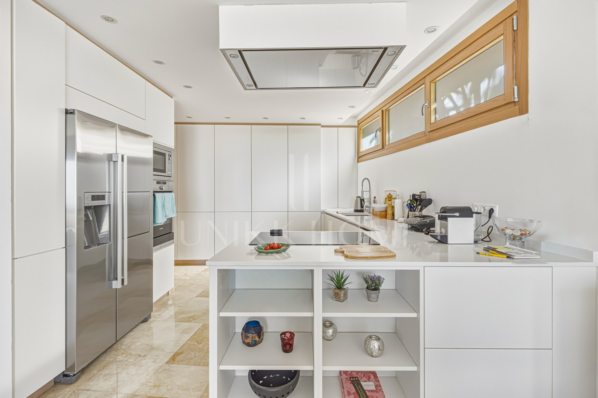Bright and spacious elevated ground floor apartment in the sought-after gated community of Lomas de Los Monteros, Marbella