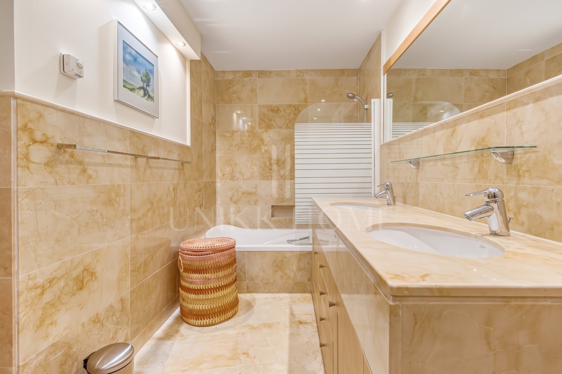 Bright and spacious elevated ground floor apartment in the sought-after gated community of Lomas de Los Monteros, Marbella