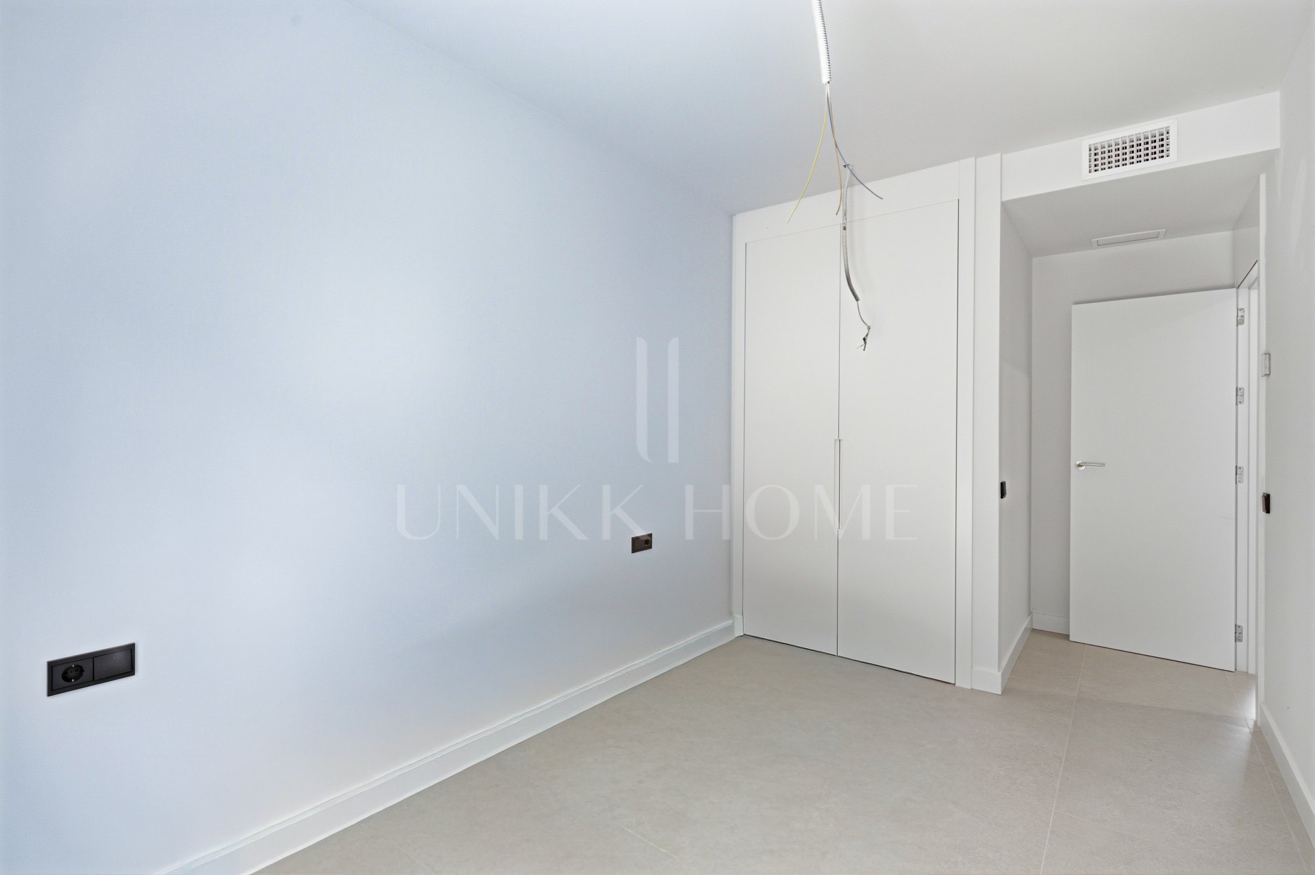 Apartamento de tres dormitorios en la comunidad cerrada de Medblue, en Altos de los Monteros