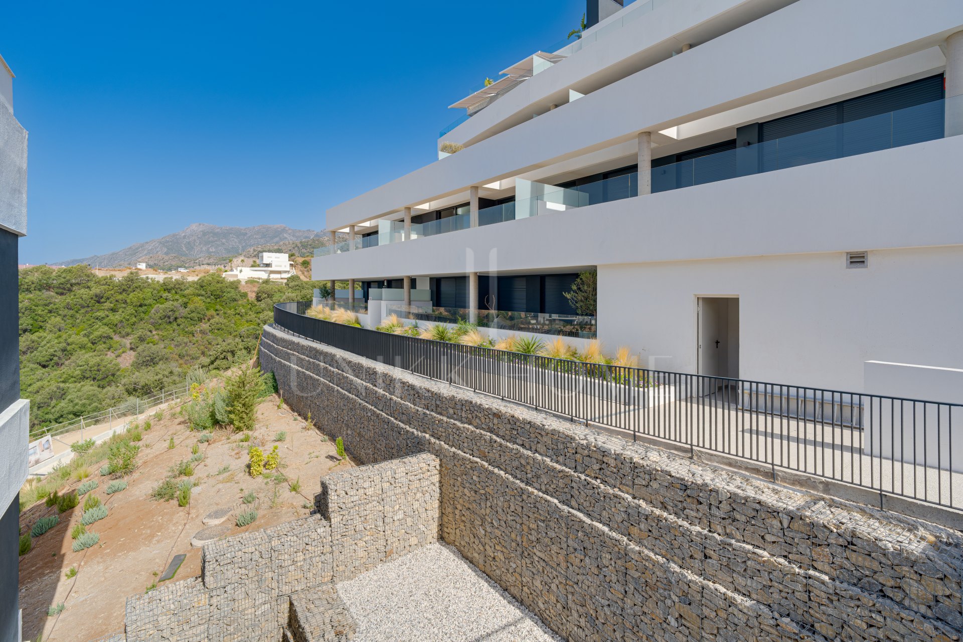 Apartamento de tres dormitorios en la comunidad cerrada de Medblue, en Altos de los Monteros