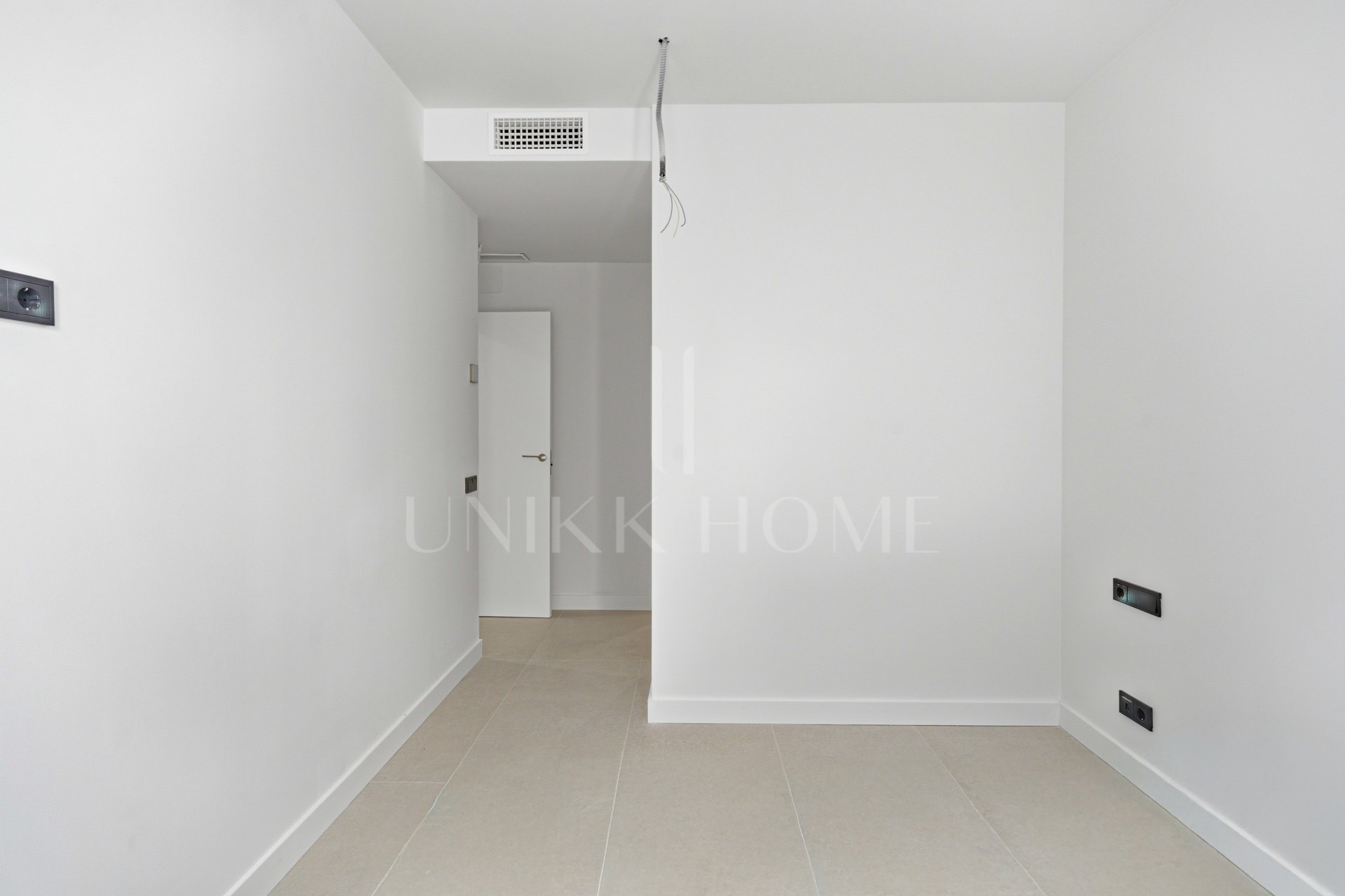 Apartamento de tres dormitorios en la comunidad cerrada de Medblue, en Altos de los Monteros