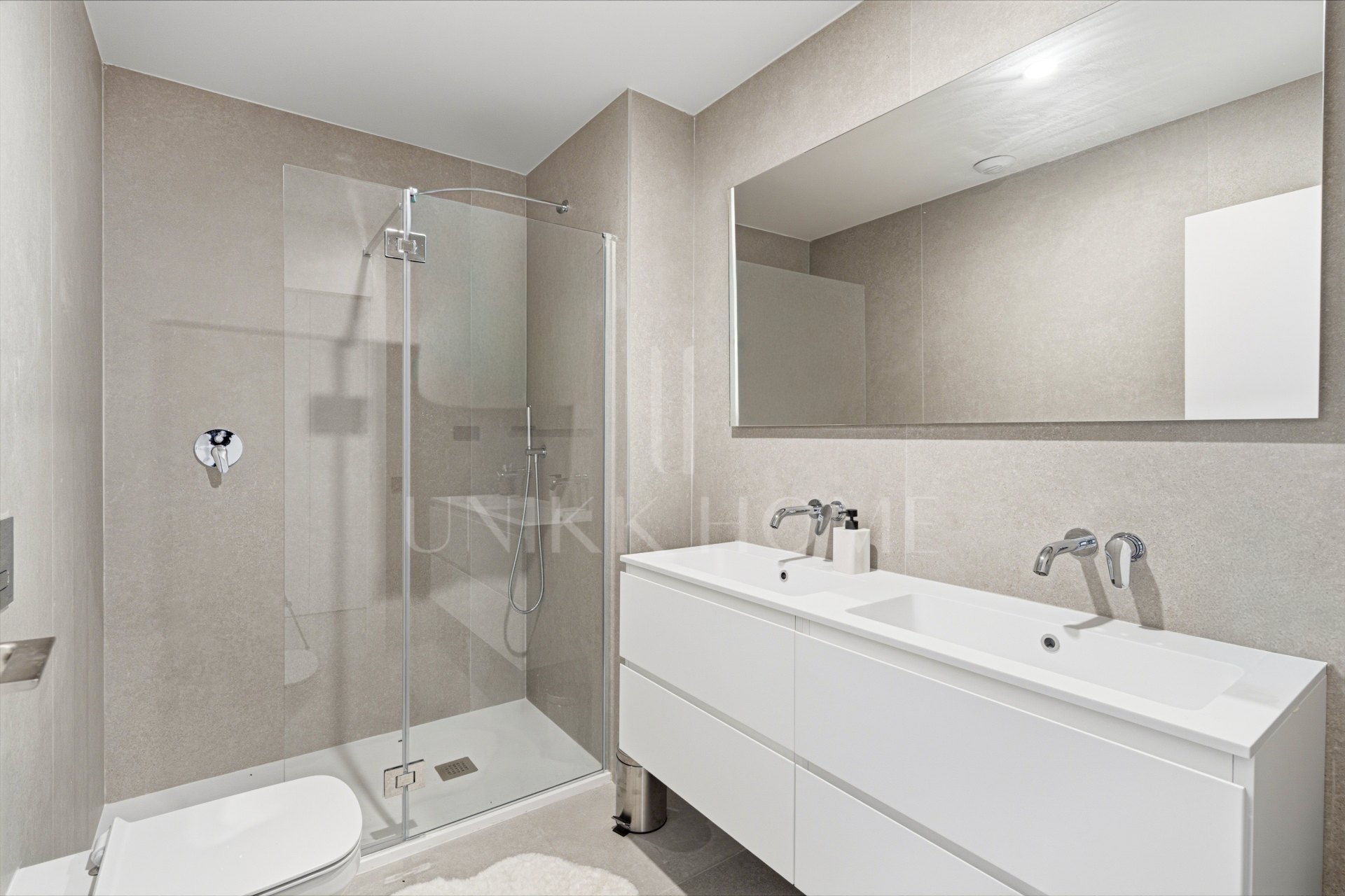 Apartamento de tres dormitorios en la comunidad cerrada de Medblue, en Altos de los Monteros