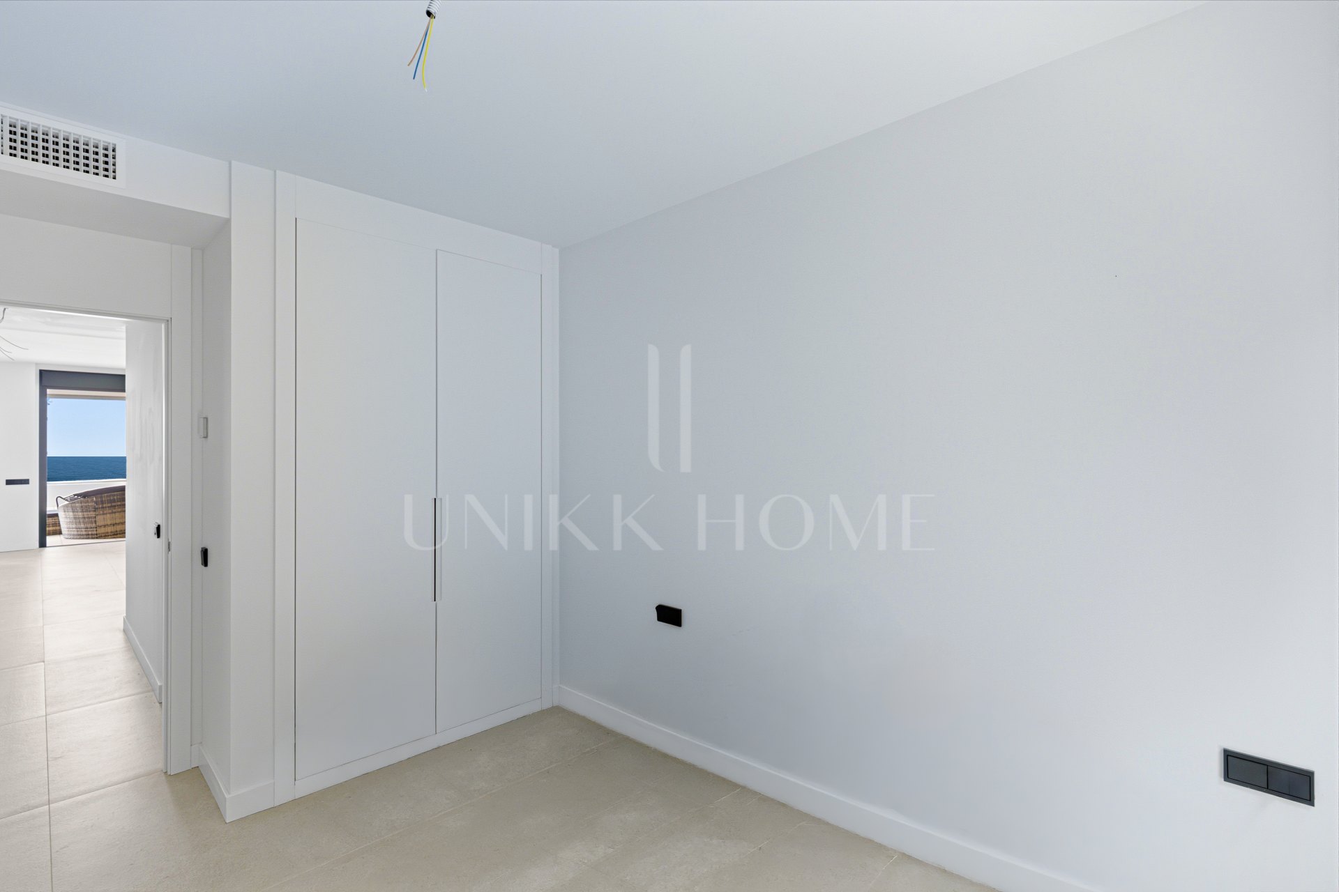 Apartamento de tres dormitorios en la comunidad cerrada de Medblue, en Altos de los Monteros