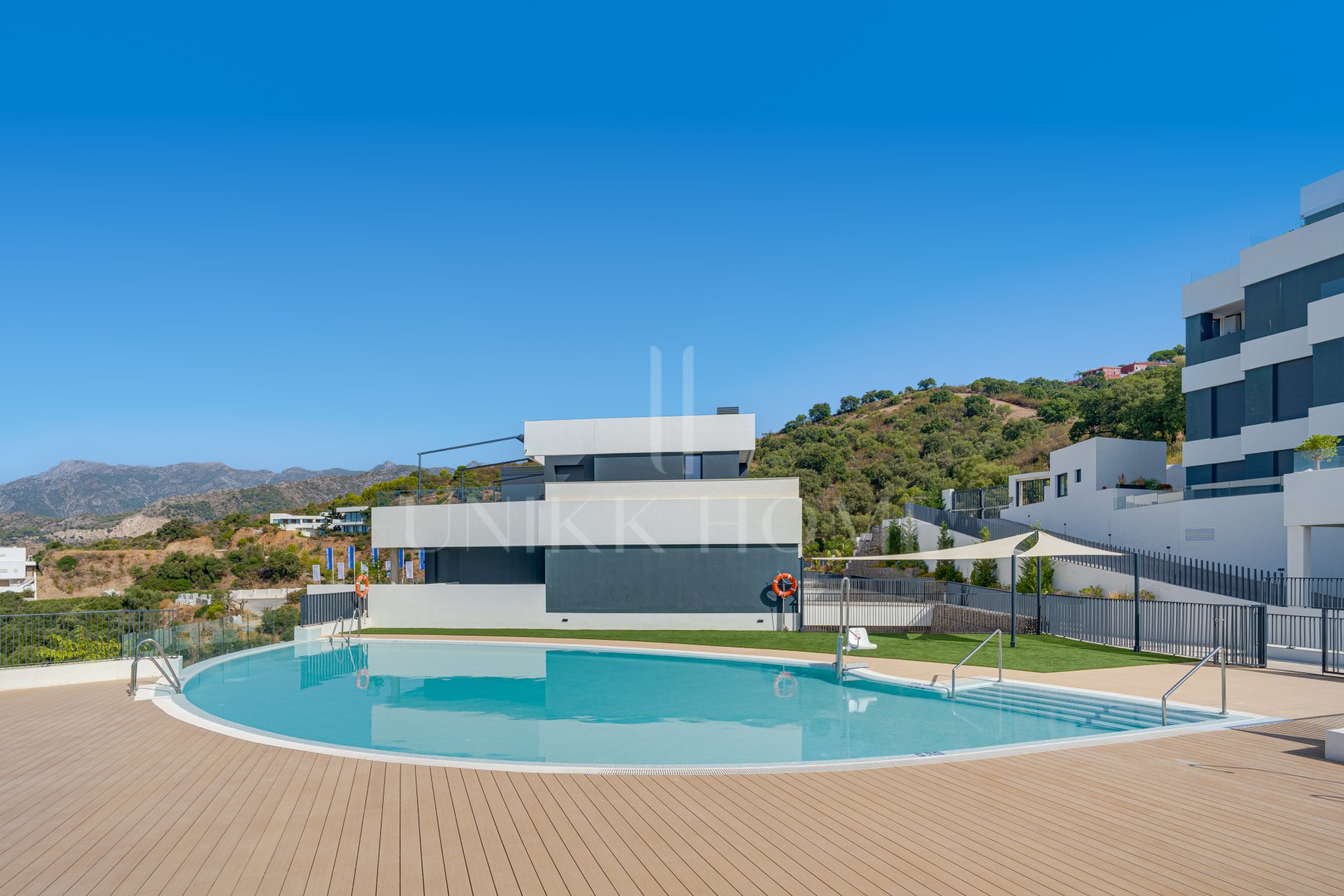 Apartamento de tres dormitorios en la comunidad cerrada de Medblue, en Altos de los Monteros