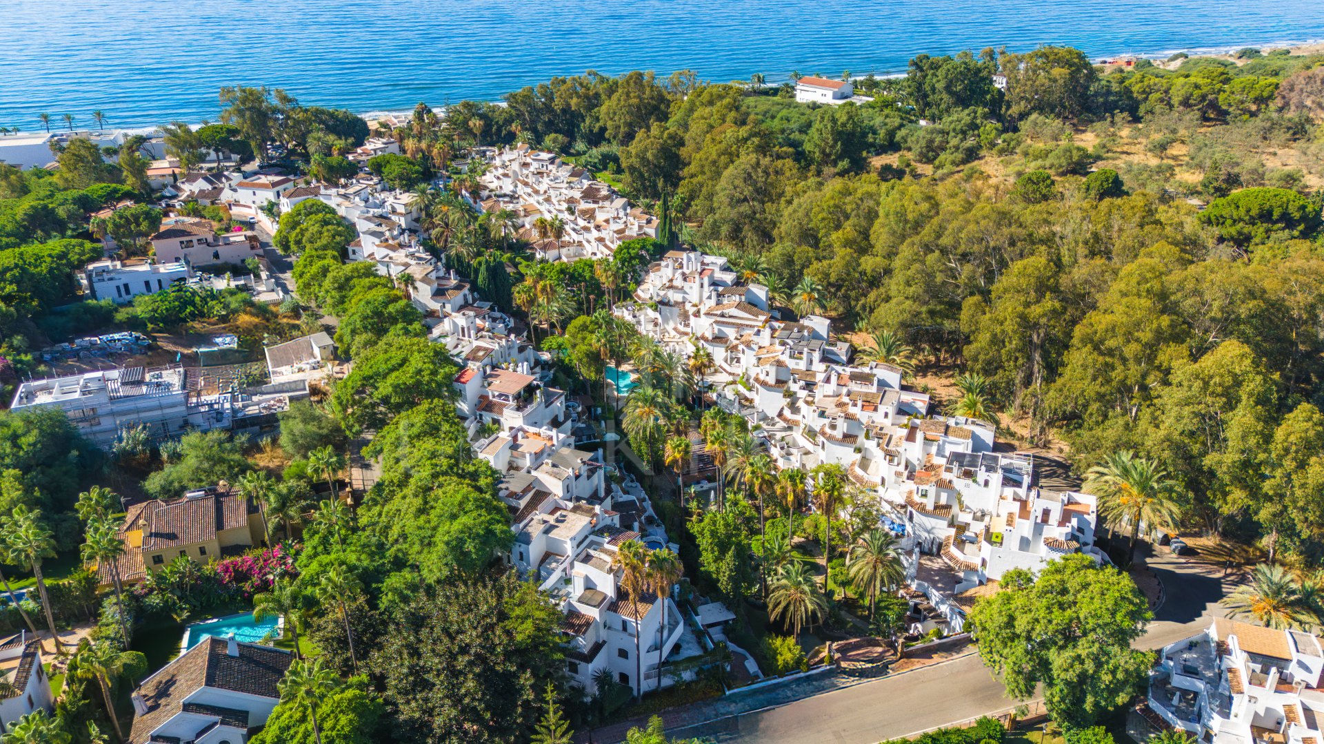 Charming south-east-facing, three bedroom apartment, located in the highly sought-after Golden Beach urbanisation of Elviria