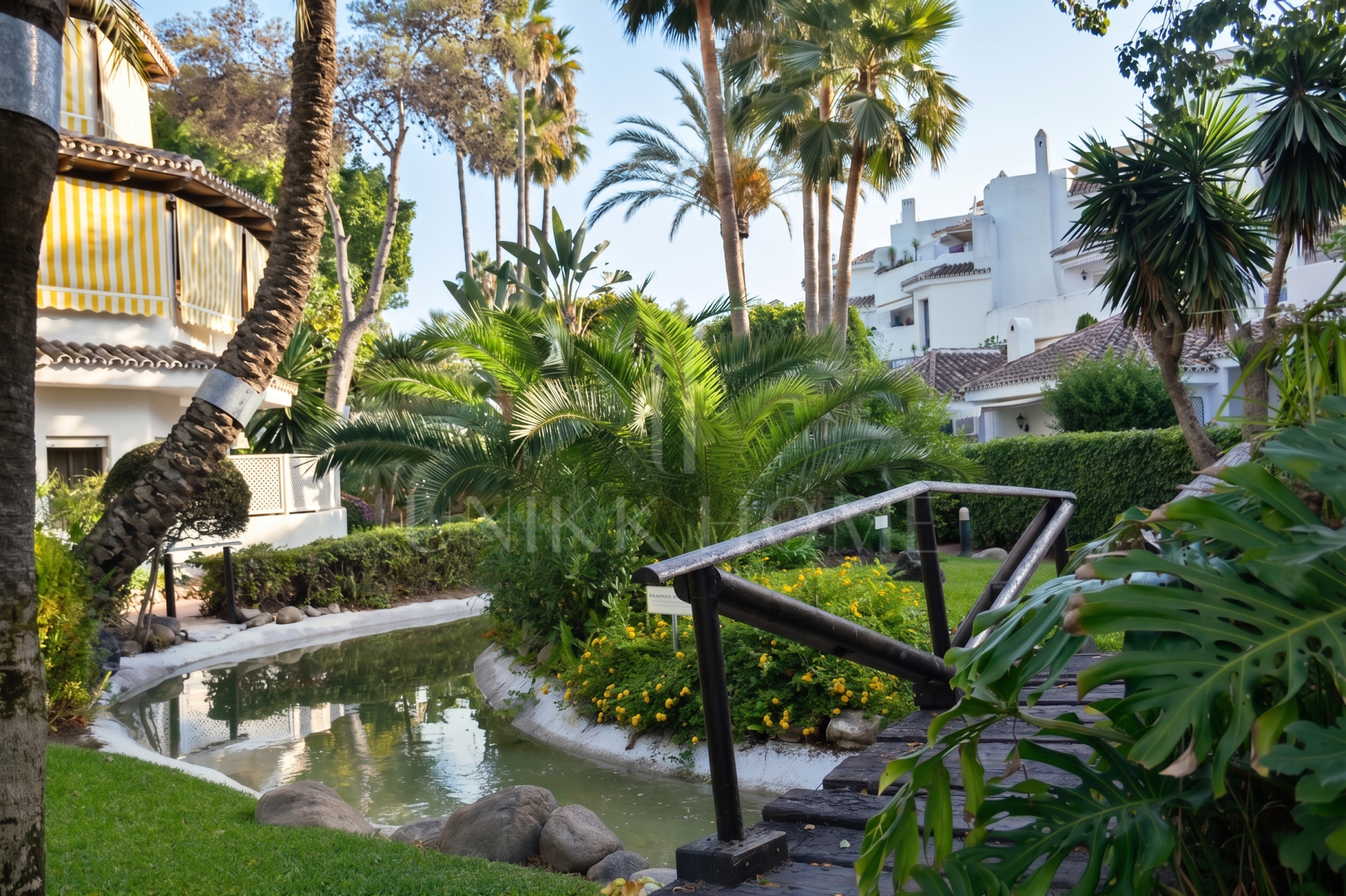 Charming south-east-facing, three bedroom apartment, located in the highly sought-after Golden Beach urbanisation of Elviria