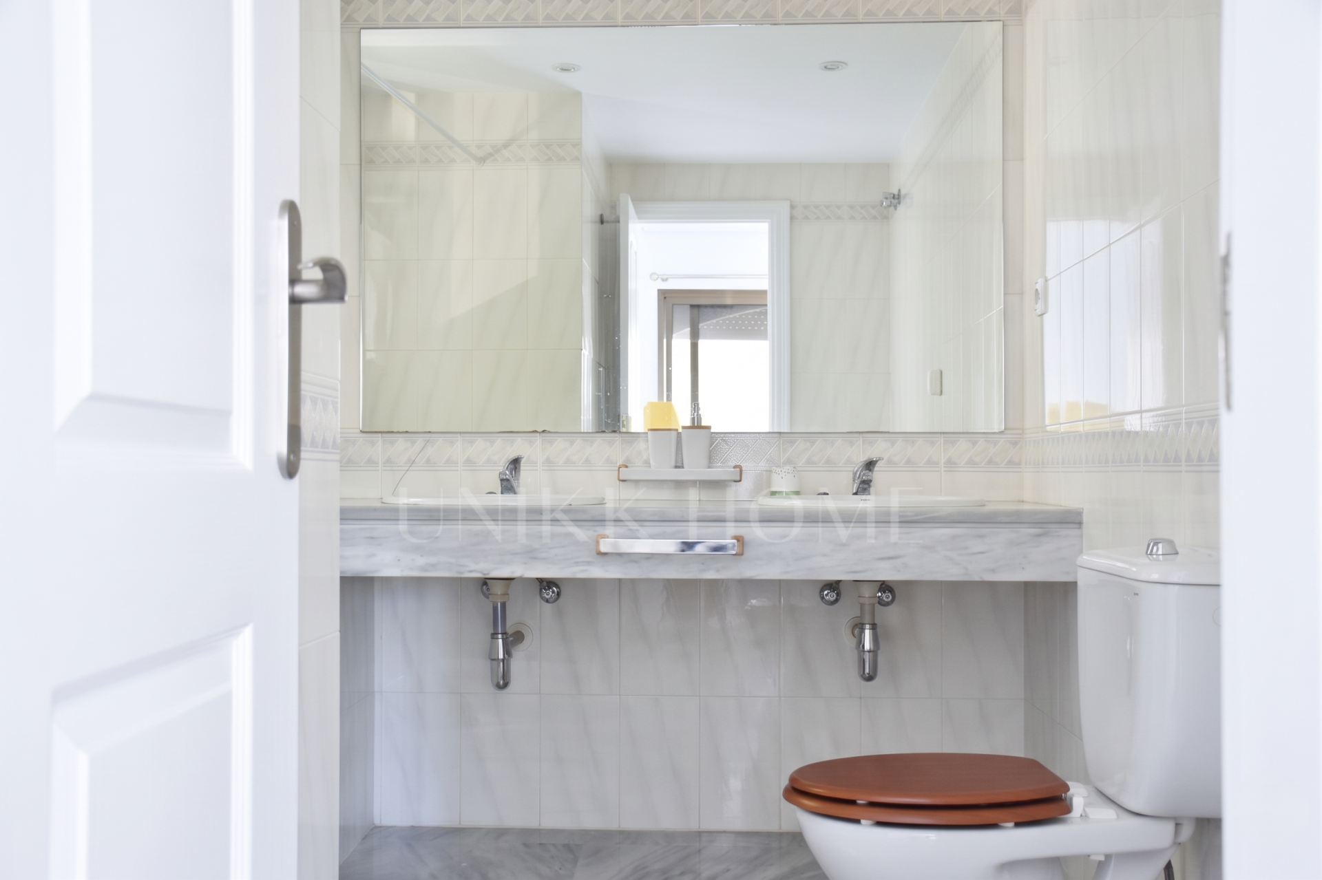 Charming south-east-facing, three bedroom apartment, located in the highly sought-after Golden Beach urbanisation of Elviria
