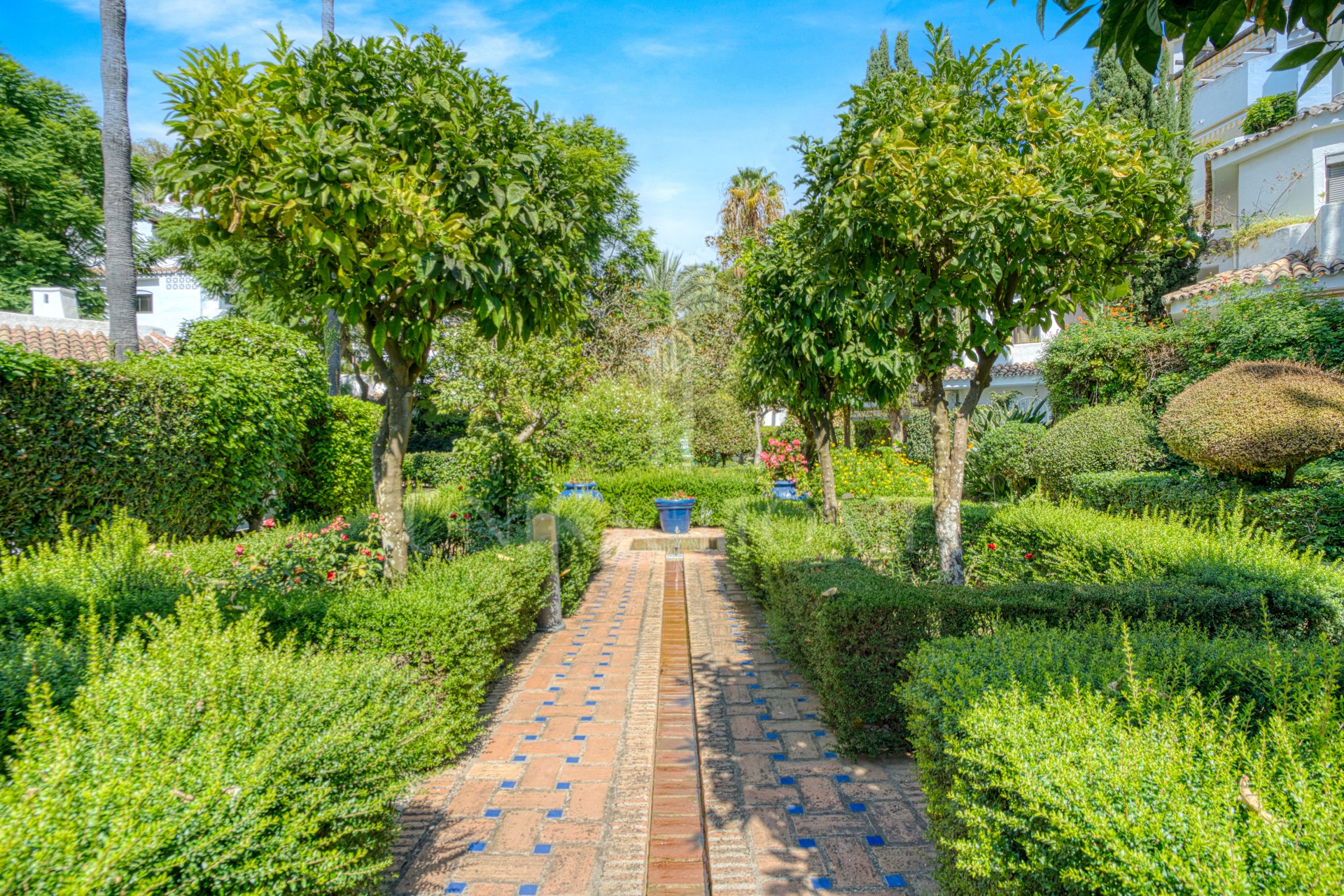 Charming south-east-facing, three bedroom apartment, located in the highly sought-after Golden Beach urbanisation of Elviria