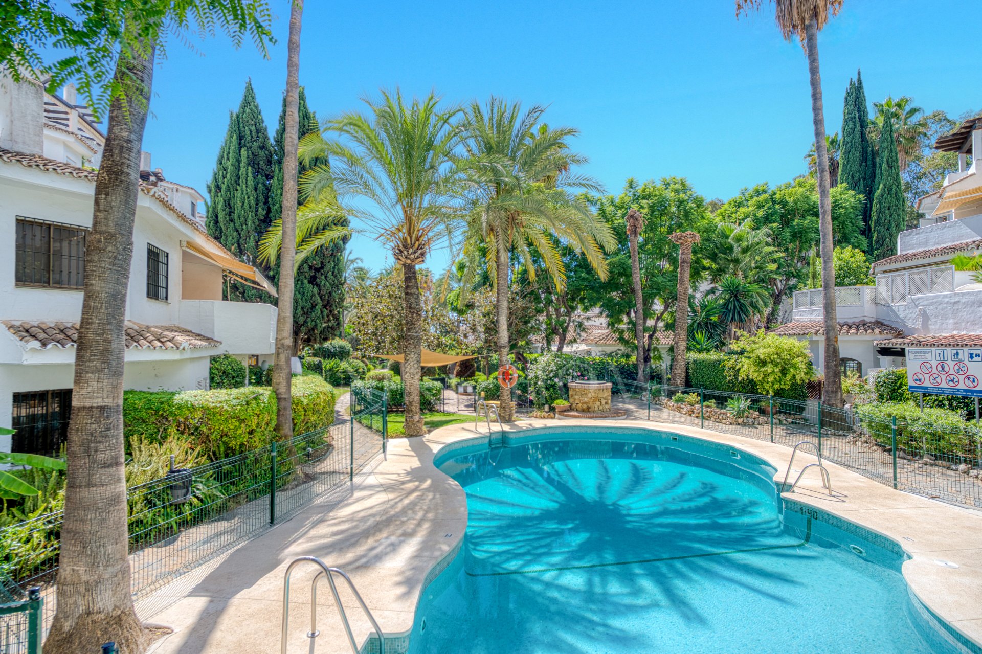 Charming south-east-facing, three bedroom apartment, located in the highly sought-after Golden Beach urbanisation of Elviria