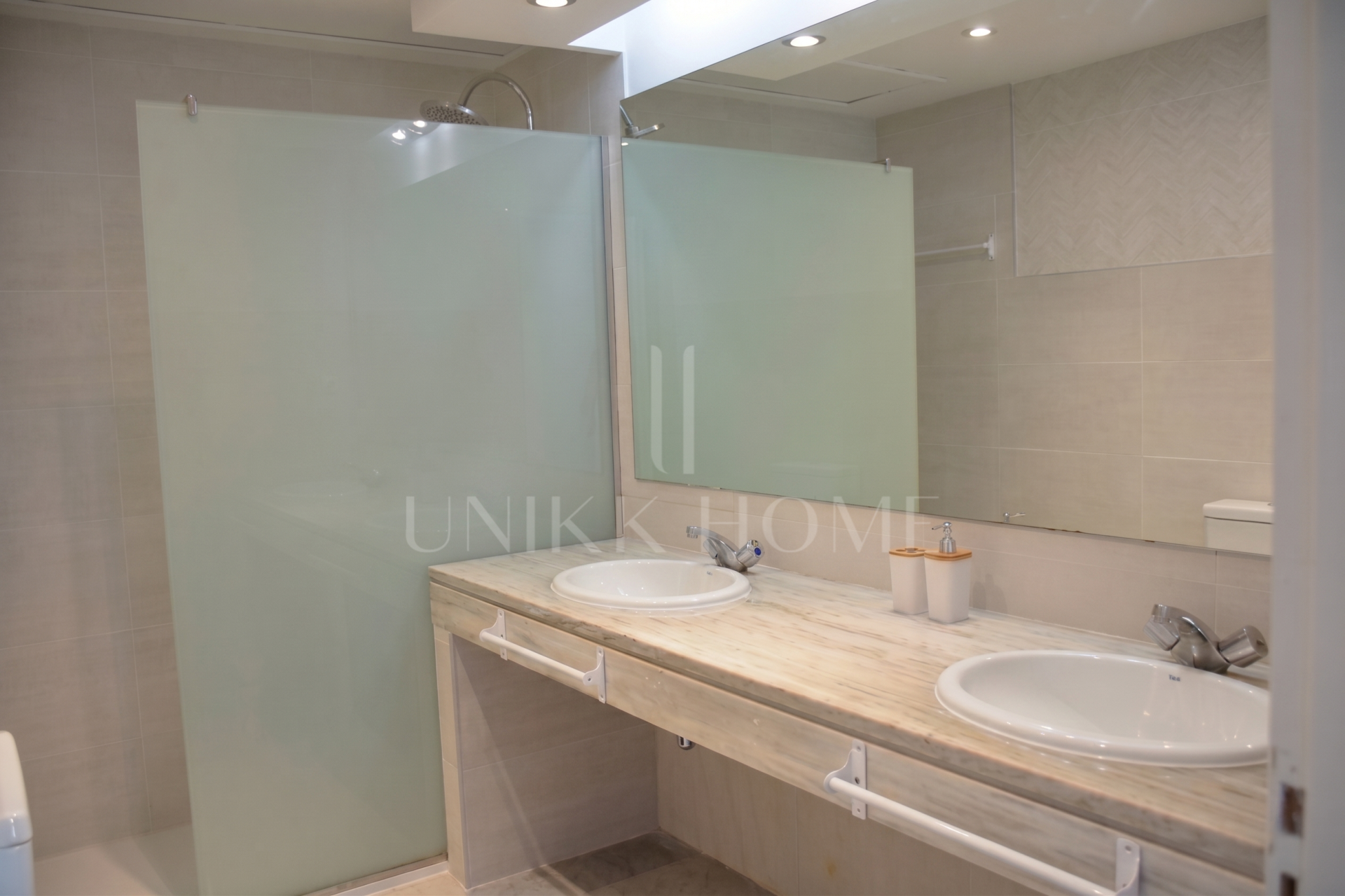 Charming south-east-facing, three bedroom apartment, located in the highly sought-after Golden Beach urbanisation of Elviria
