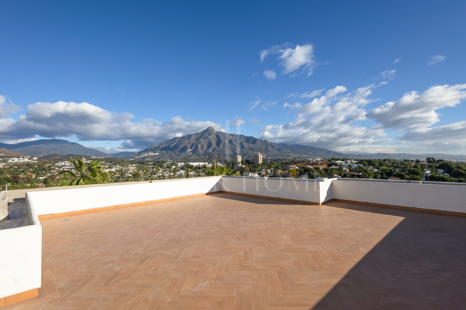 Bonito apartamento de dos dormitorios en la comunidad cerrada de Jardines de Andalucía, Nueva Andalucia con vistas al mar