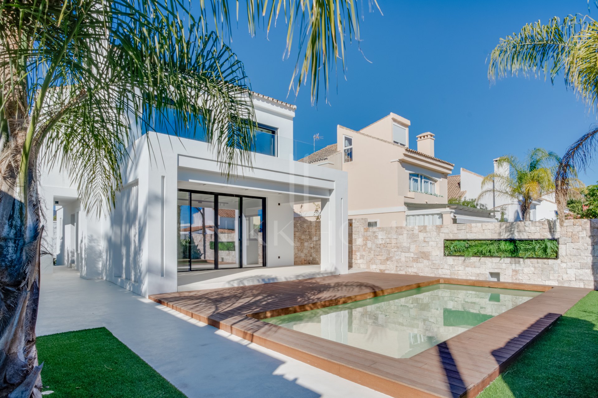 Impresionante Villa de estilo contemporáneo junto a la playa situada en Costalita, Estepona