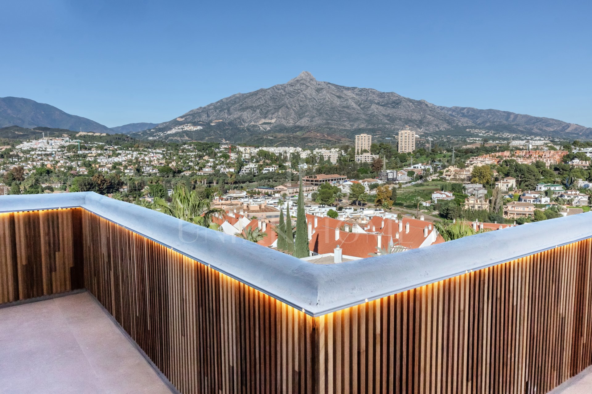 Increíble, hermoso ático de dos dormitorios en la comunidad cerrada de Jardines de Andalucía, Nueva Andalucia