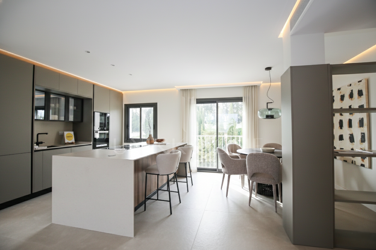 Incredible, beautifully renovated two bedroom penthouse in the gated community of Jardines de Andalucía, Nueva Andalucia