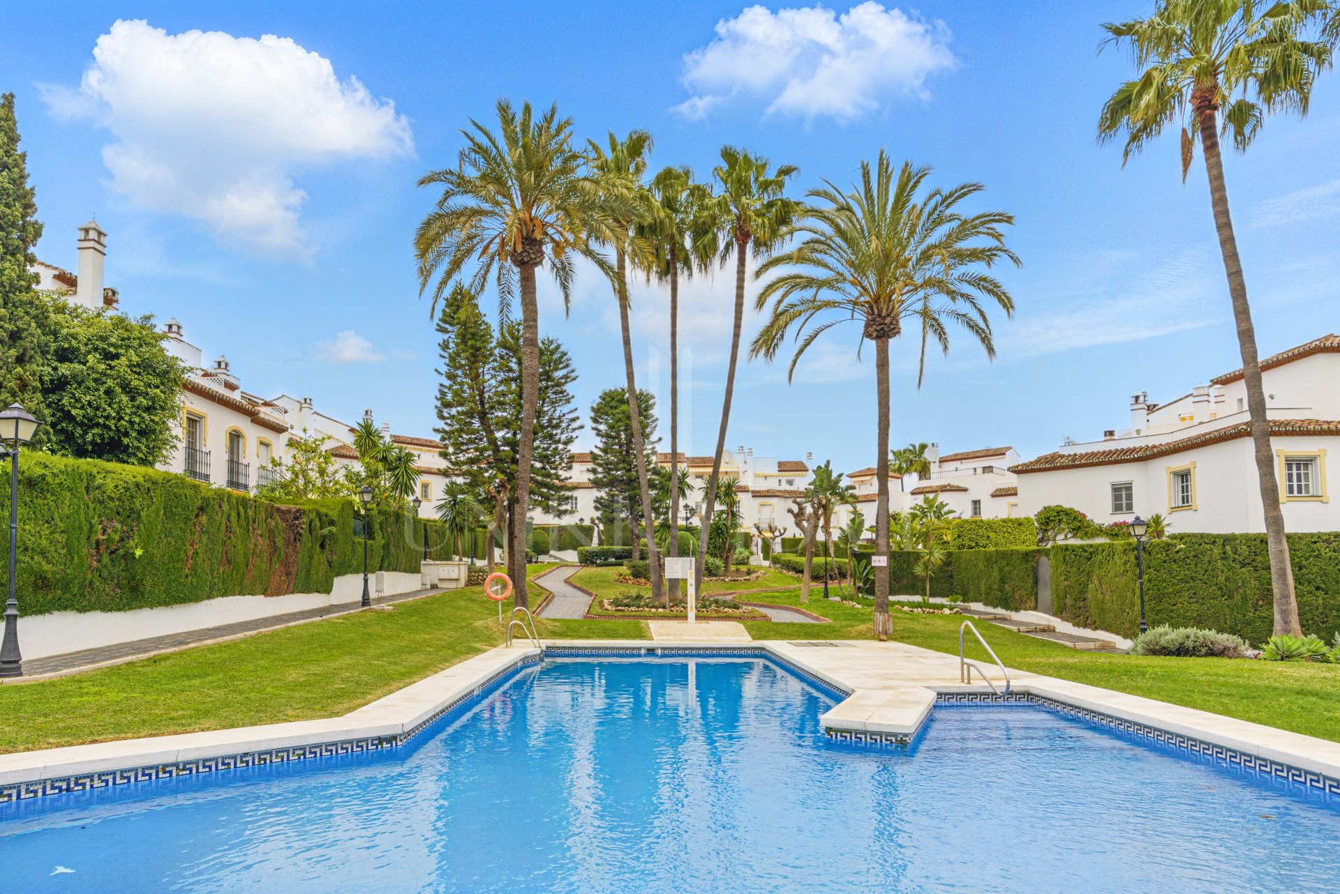 Wonderful three bedroom townhouse with sea views, located in Bel Air, Estepona