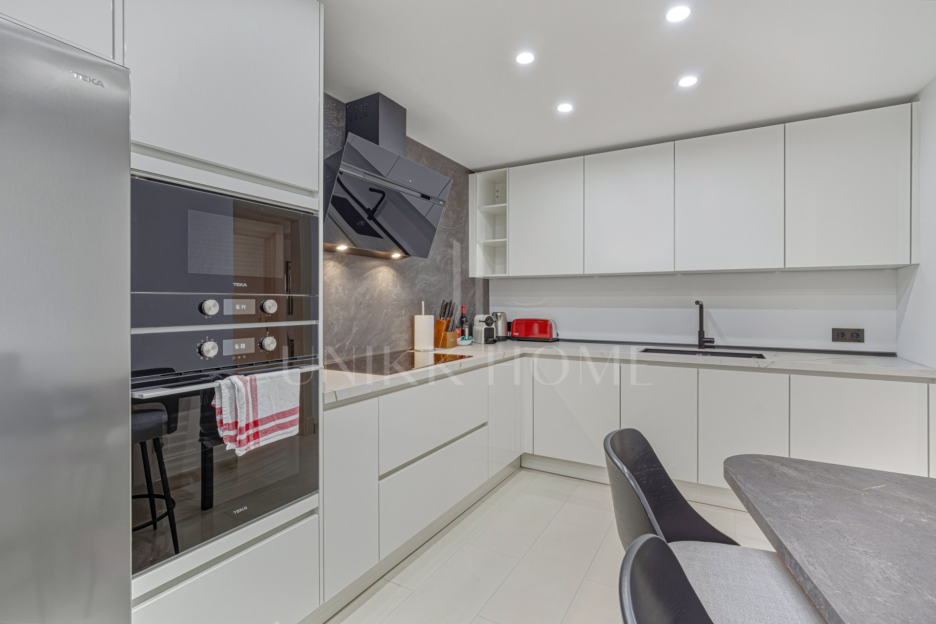 Excellent, fully renovated, three bedroom first floor apartment on Marbella’s Golden Mile