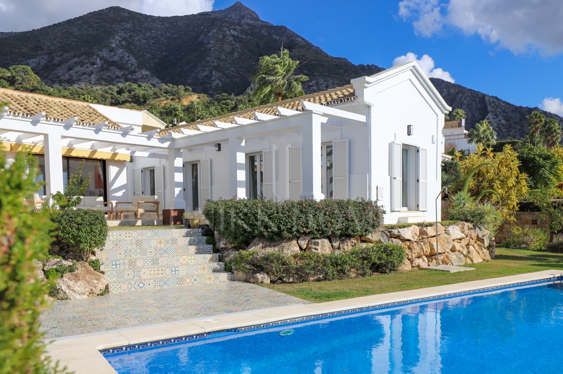 Hermosa Villa orientada al sur situada en Sierra Blanca Country Club, Istan con vistas al mar